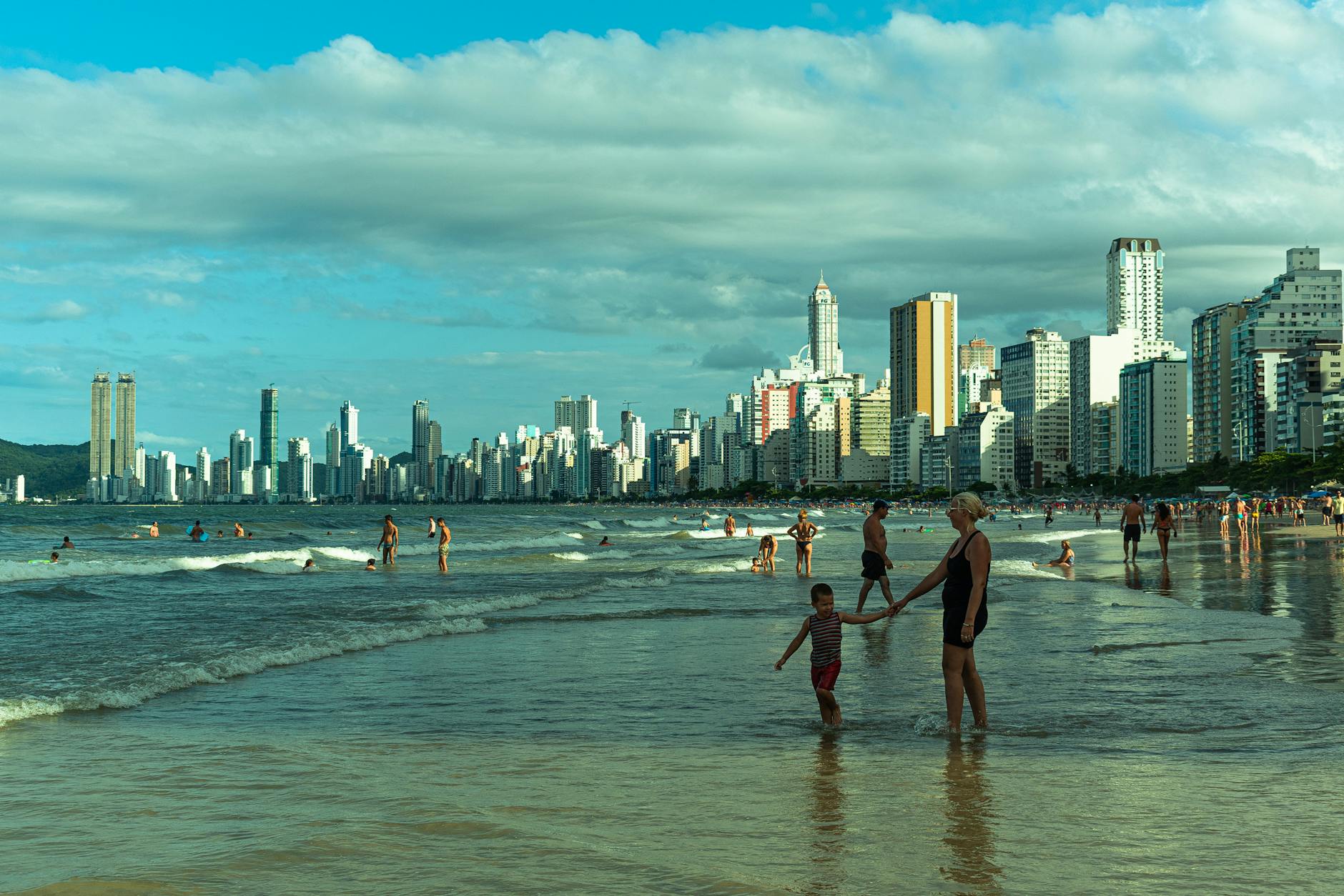 Edifícios Da Cidade Perto Da Praia