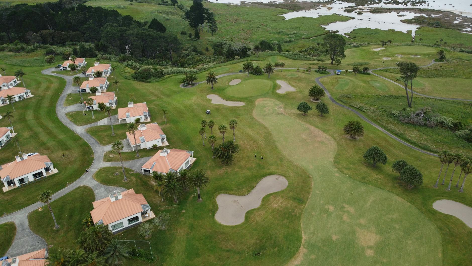Bela vista aérea do campo de golfe e vilas residenciais em Auckland, Nova Zelândia.