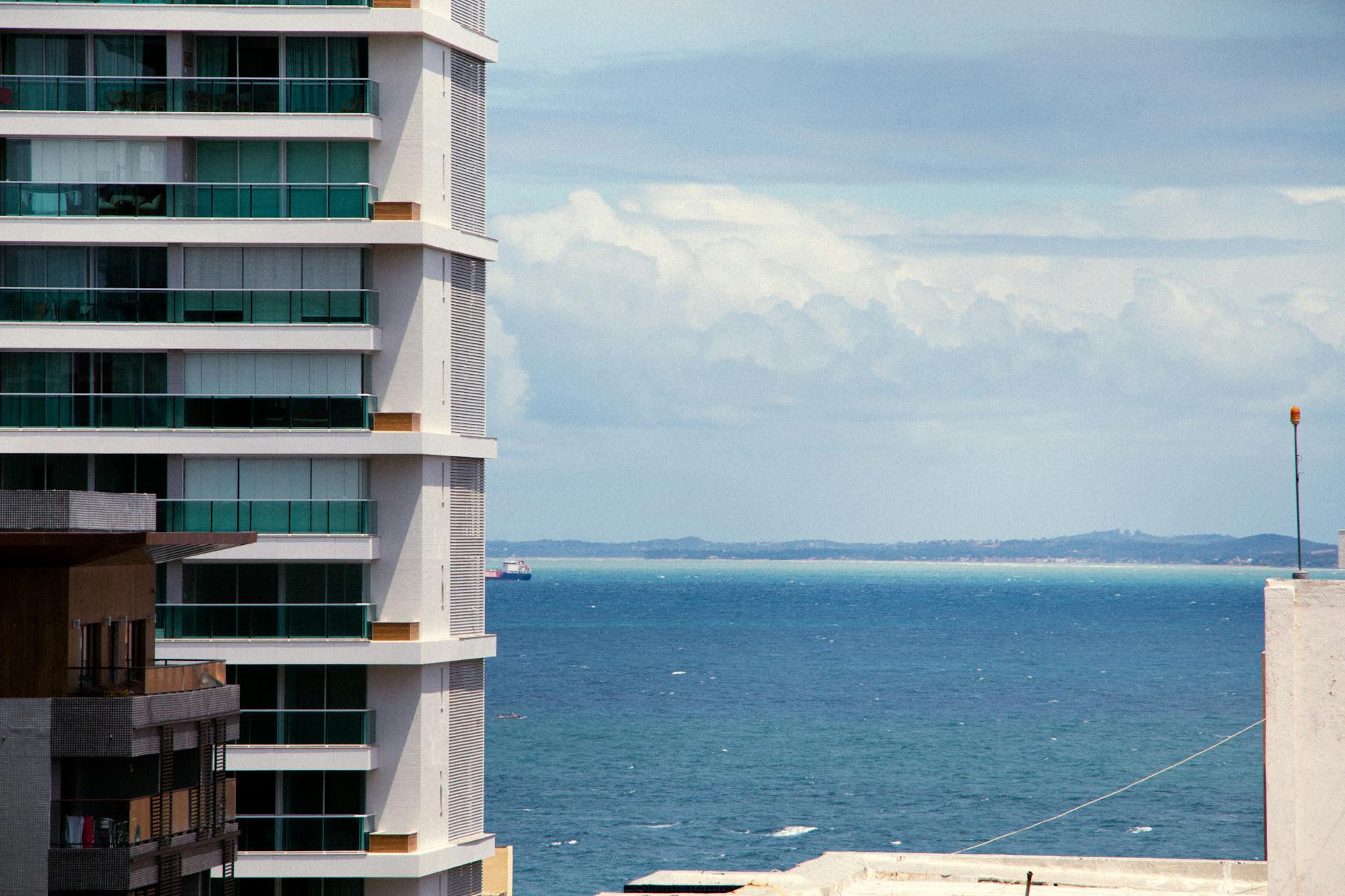 Prédio alto moderno com vista para o mar em Salvador, Brasil. Perfeito para entusiastas de viagens e arquitetura.
