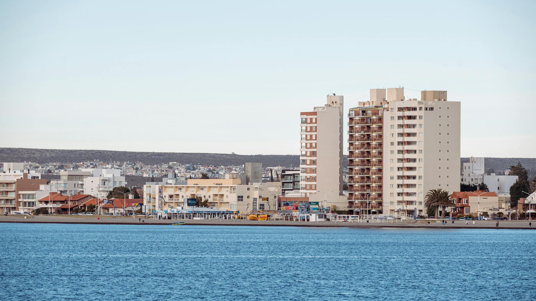 Foto profissional grátis de à beira-mar, ao ar livre, apartamento