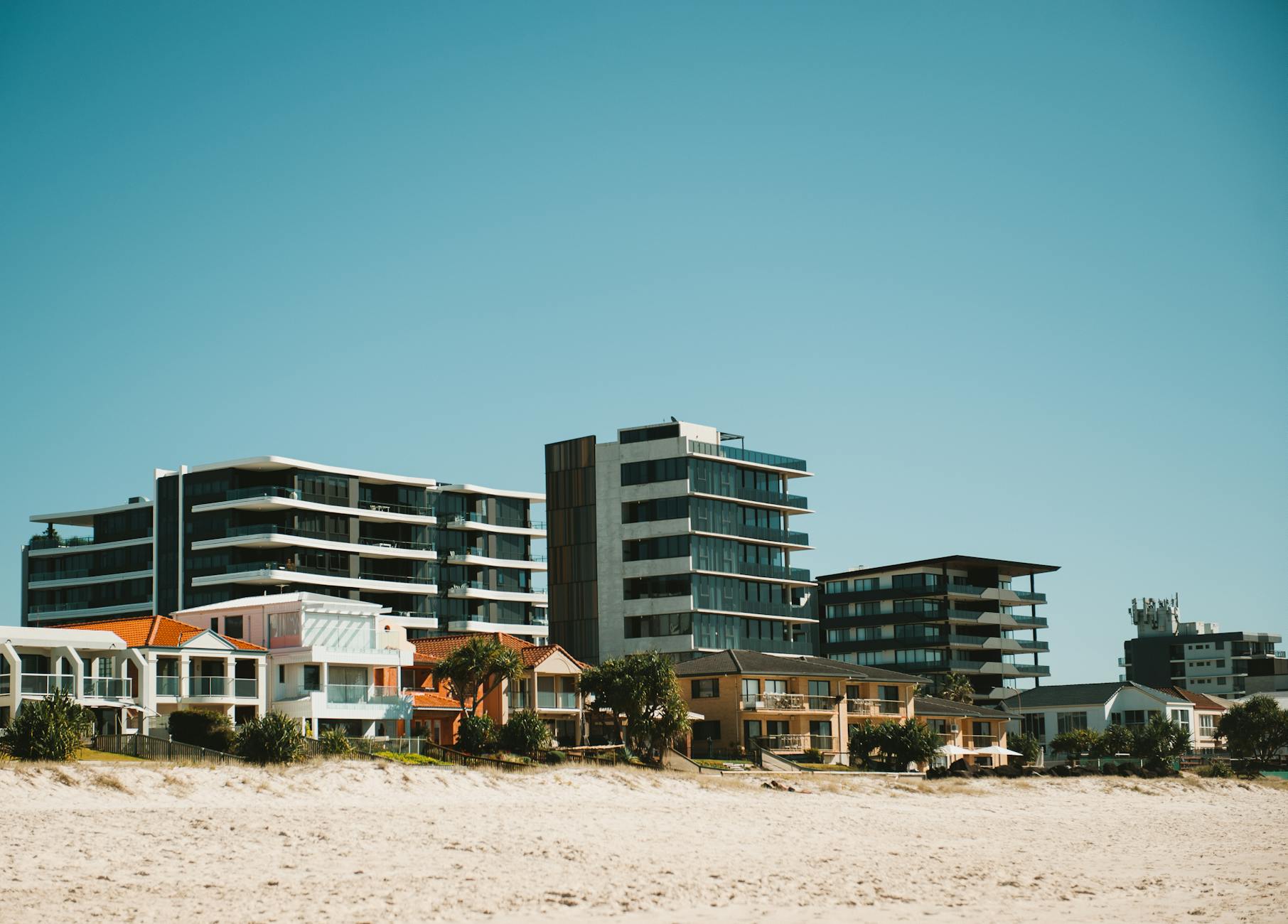 Foto profissional grátis de à beira-mar, ao ar livre, apartamento