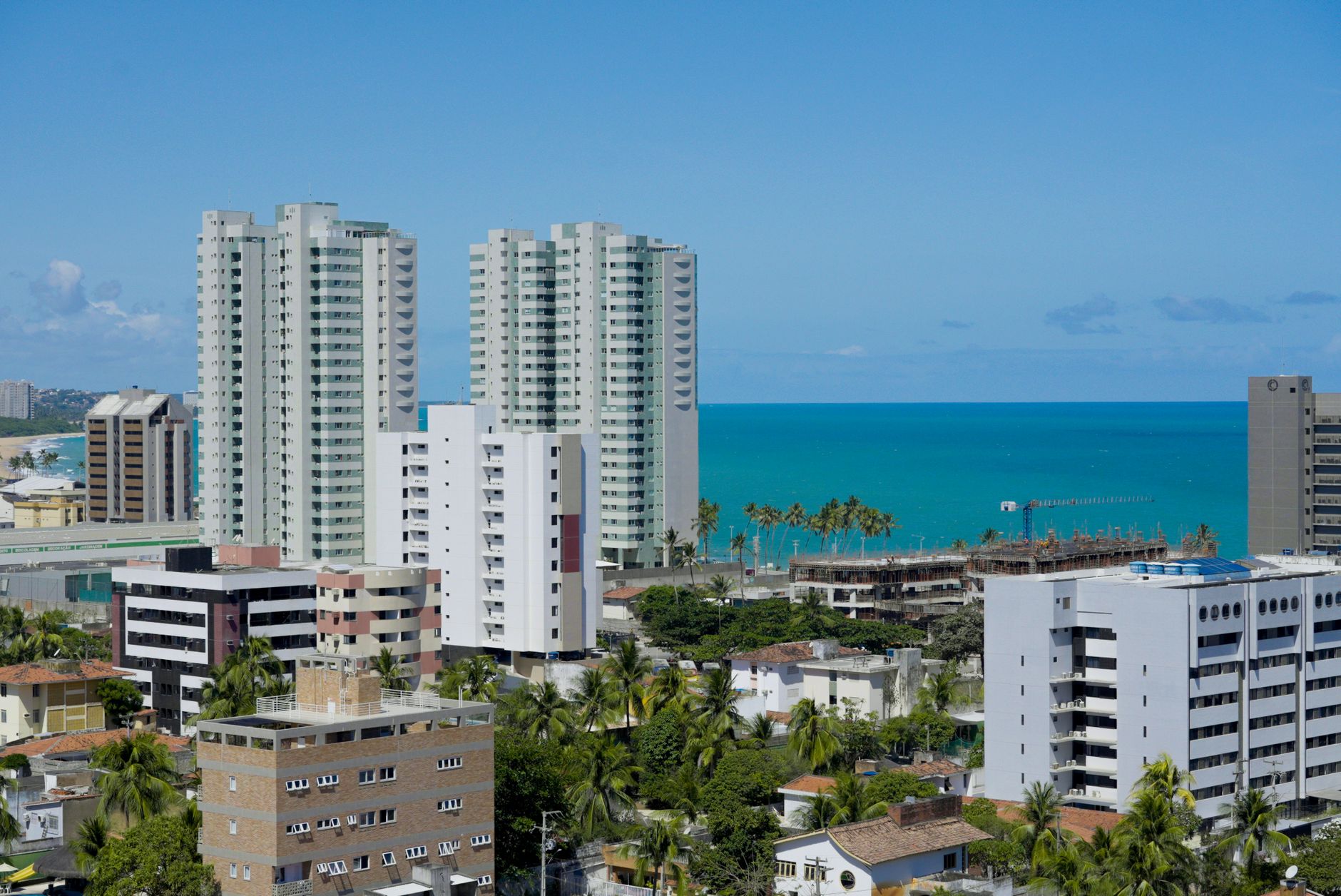 Os arranha-céus de Maceió oferecem uma vista deslumbrante do litoral sob um céu azul claro.