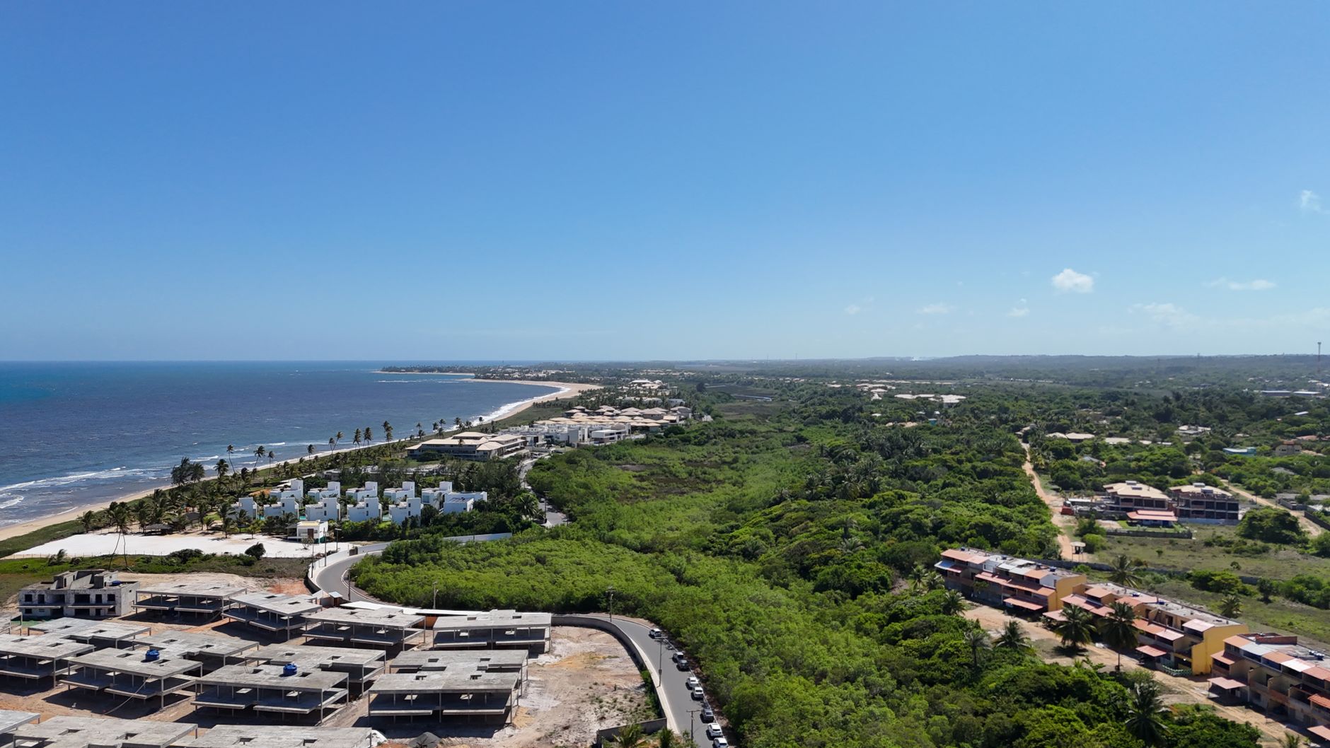 Vista aérea deslumbrante do litoral de Imbassaí, na Bahia, Brasil, exibindo belas praias e paisagens verdejantes.