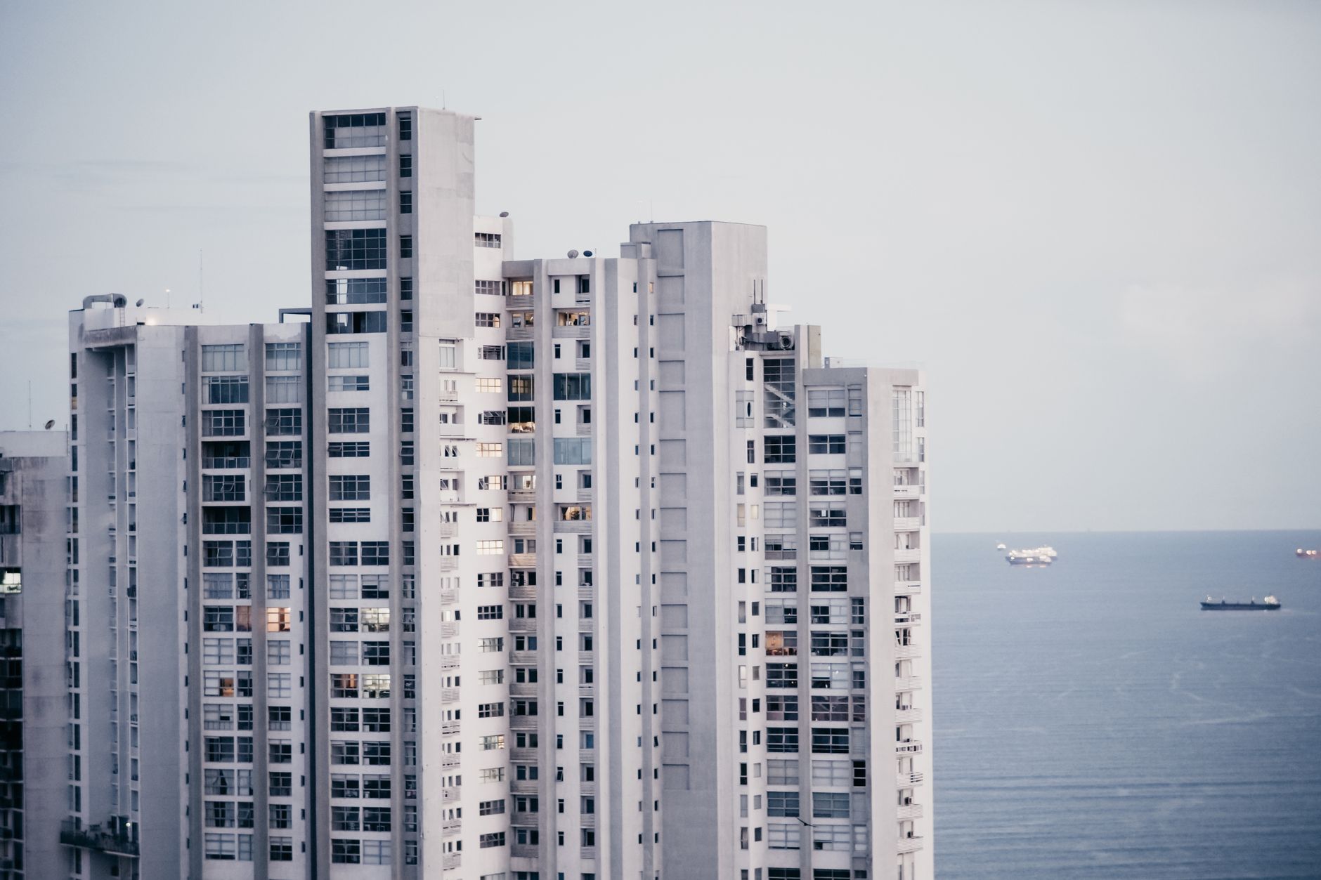 Foto profissional grátis de à beira-mar, apartamentos, arquitetura