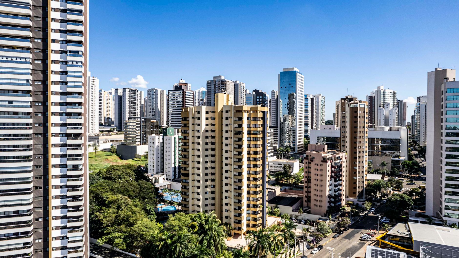 Vista aérea dos modernos arranha-céus em Londrina, Brasil, sob um céu azul claro.