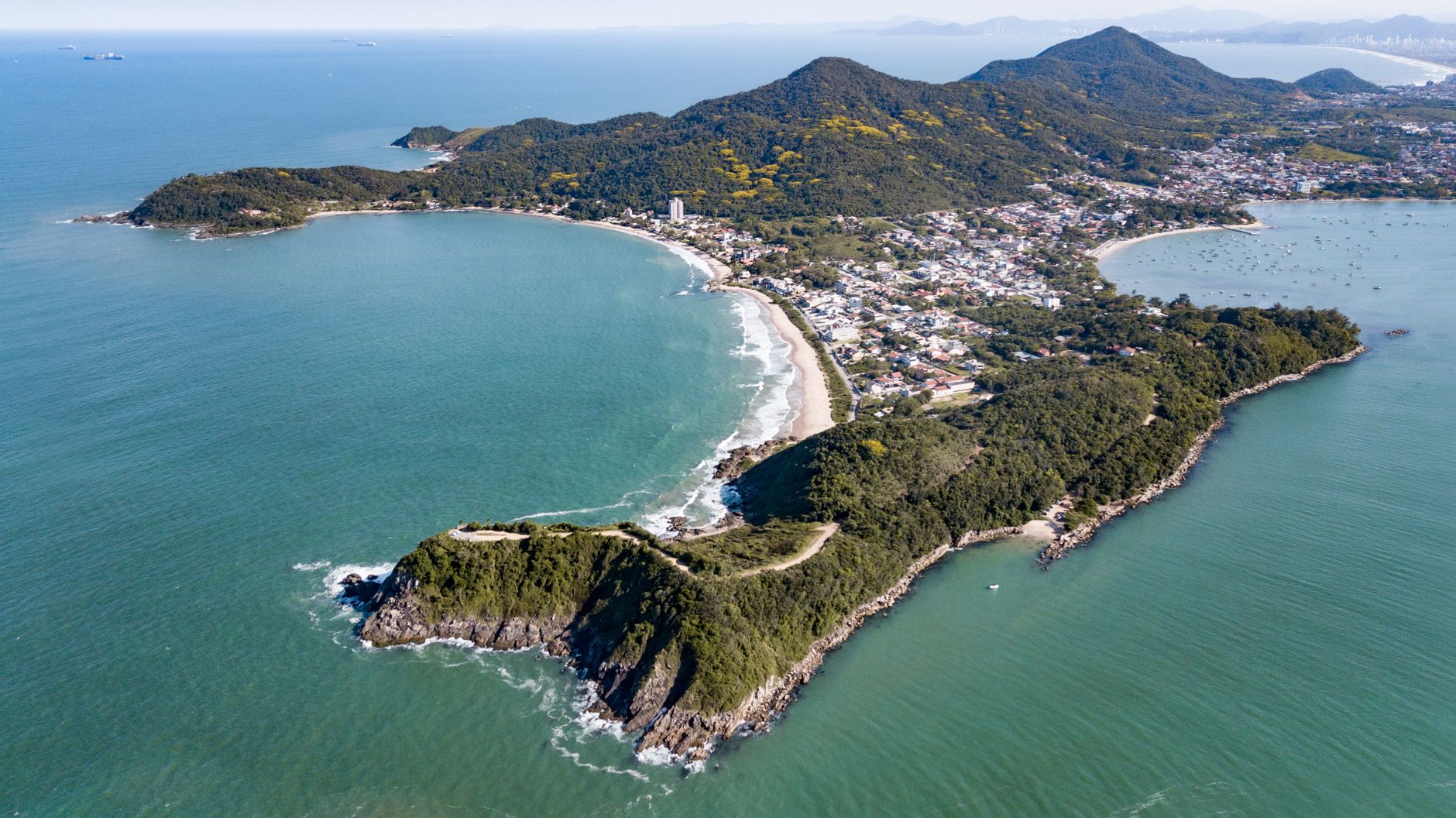 Descubra a deslumbrante paisagem costeira de uma cidade litorânea na região de Santa Catarina, no sul do Brasil.