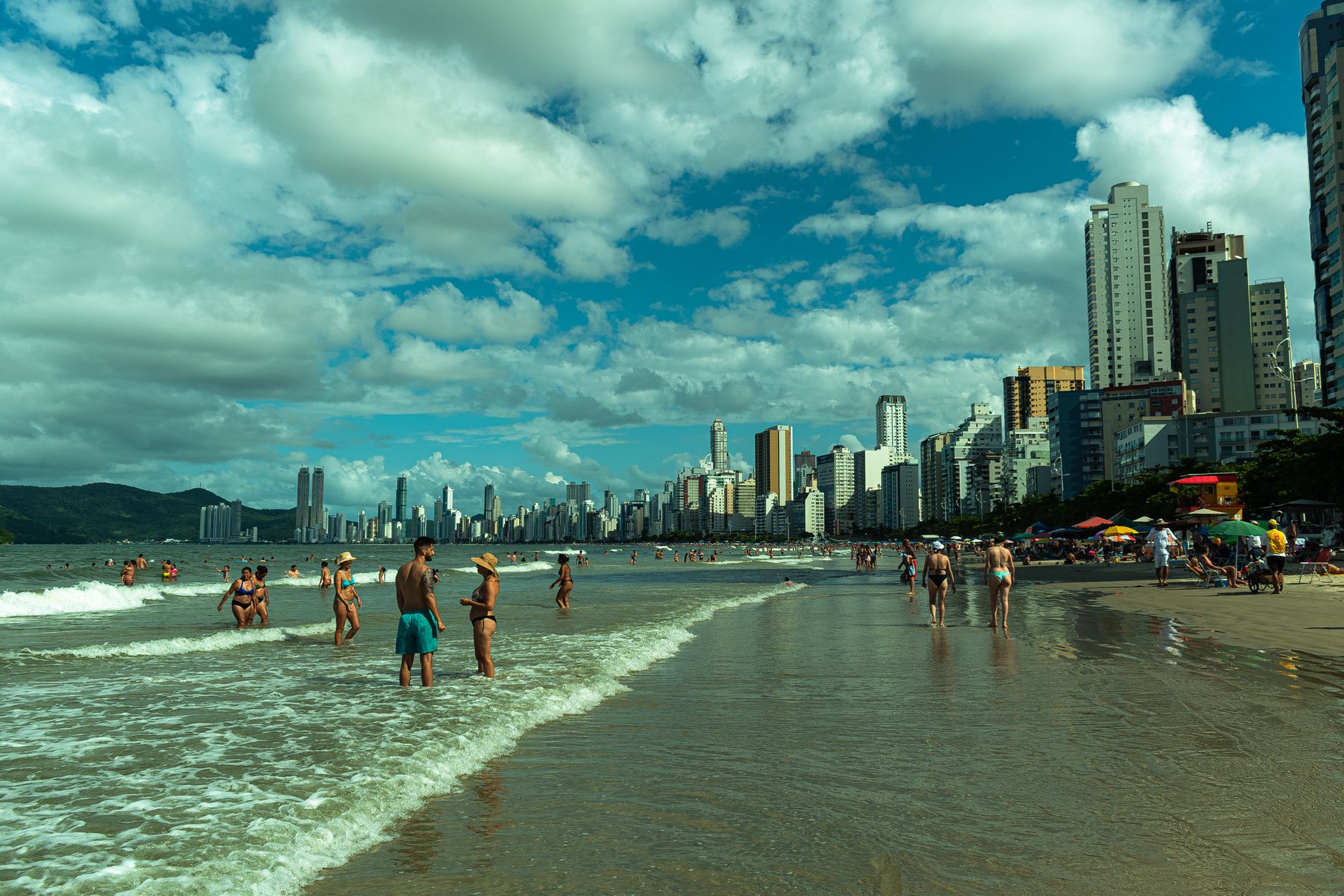 Pessoas Na Praia Perto Dos Prédios Da Cidade 