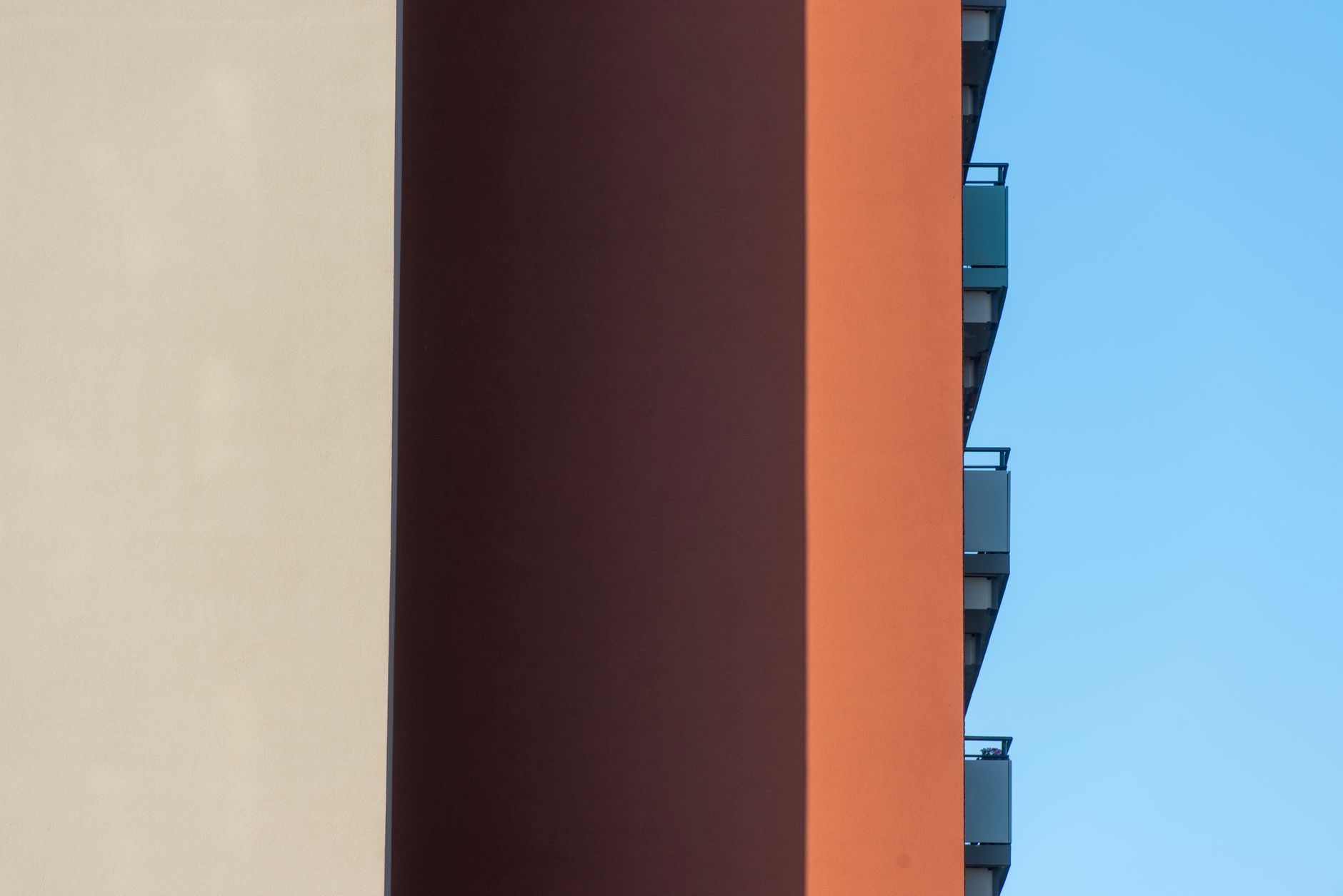 Fachada De Edifício Moderno Com Cores Vibrantes