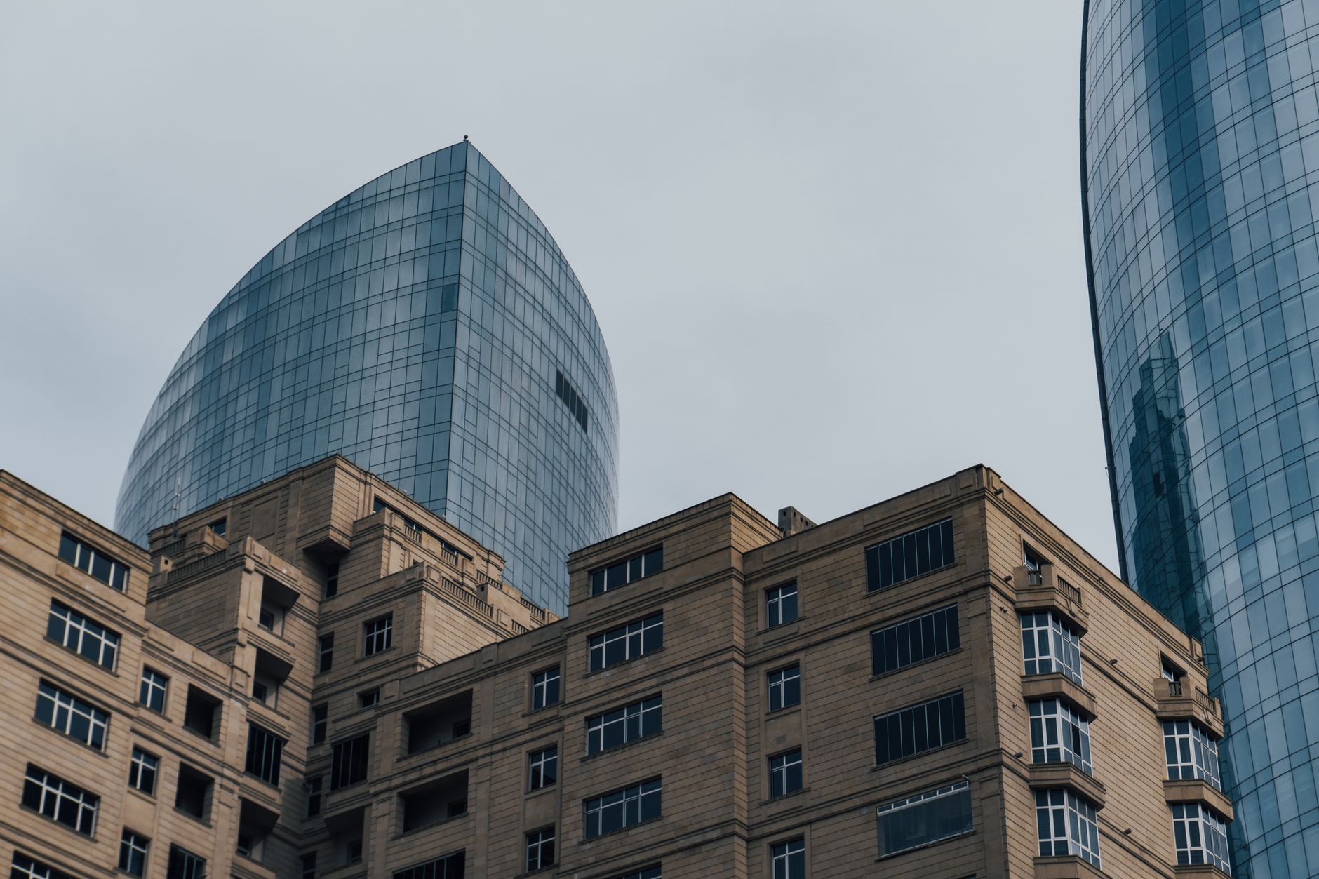 Vista de arranha-céus modernos e arquitetura clássica de edifícios em um ambiente urbano.