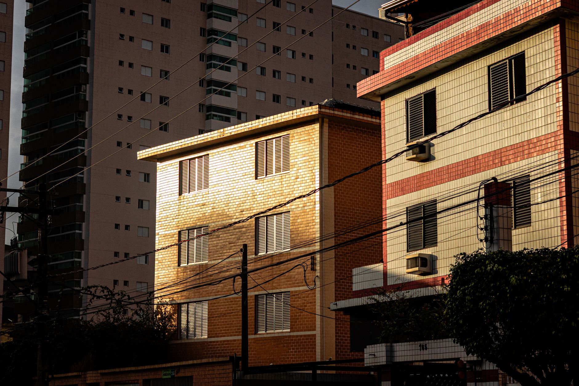 Durante a hora dourada, a luz do sol lança um brilho quente sobre os prédios de apartamentos urbanos.