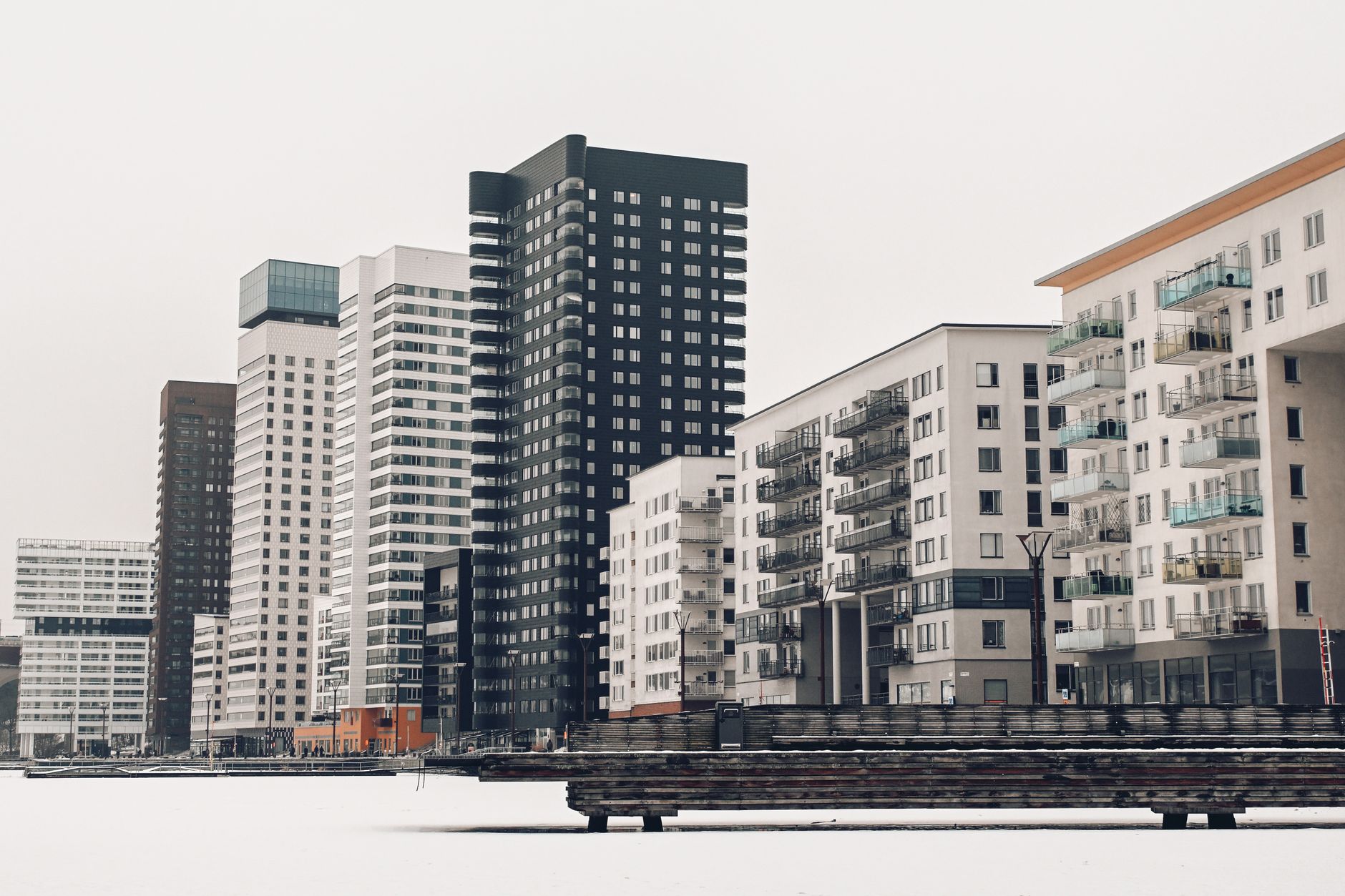 Projetos arquitetônicos contemporâneos de edifícios residenciais na Estocolmo invernal, Suécia.