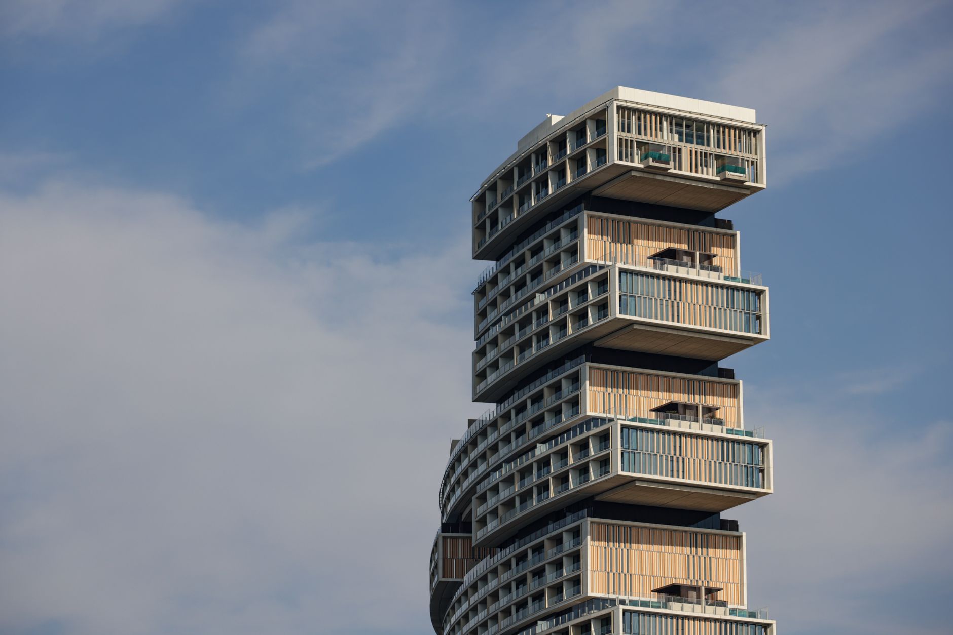 Descubra o design moderno de um edifício de vários andares único, com módulos de apartamentos sobrepostos.