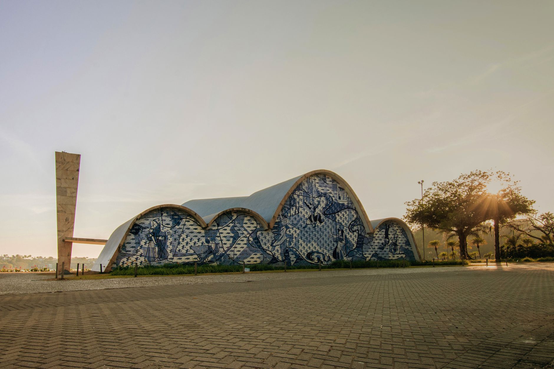 Bela vista matinal da icônica Igreja da Pampulha em Belo Horizonte, Brasil, capturando a elegância arquitetônica.