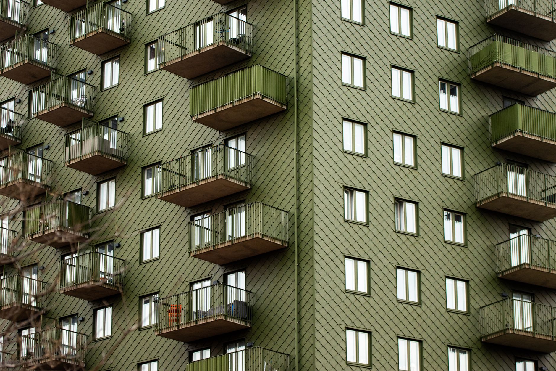 Fachada de um moderno prédio de apartamentos ecológico com varandas em Gotemburgo, Suécia.
