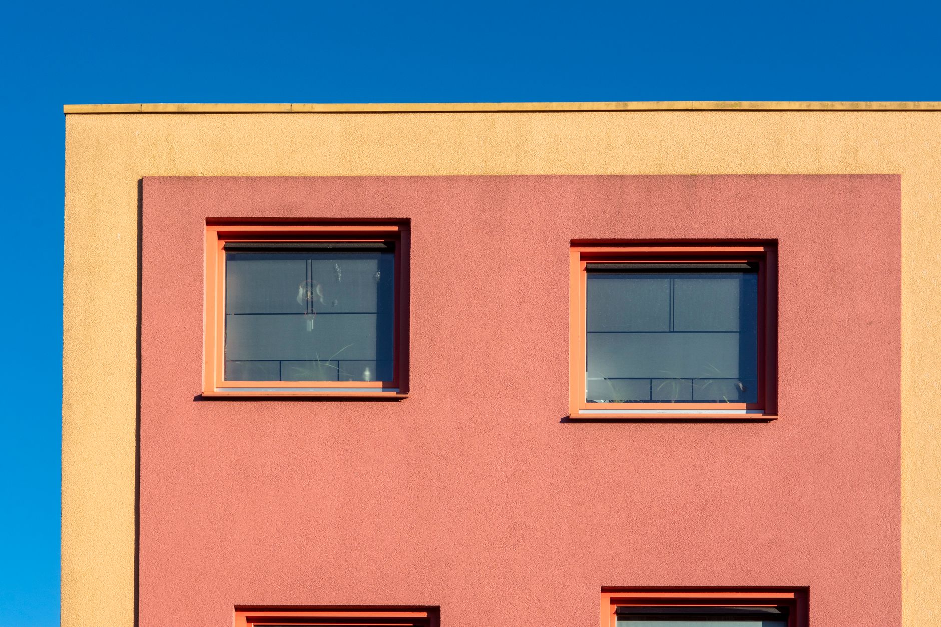 Arquitetura brilhante exibindo cores vivas e linhas nítidas de um edifício moderno contra um céu claro.