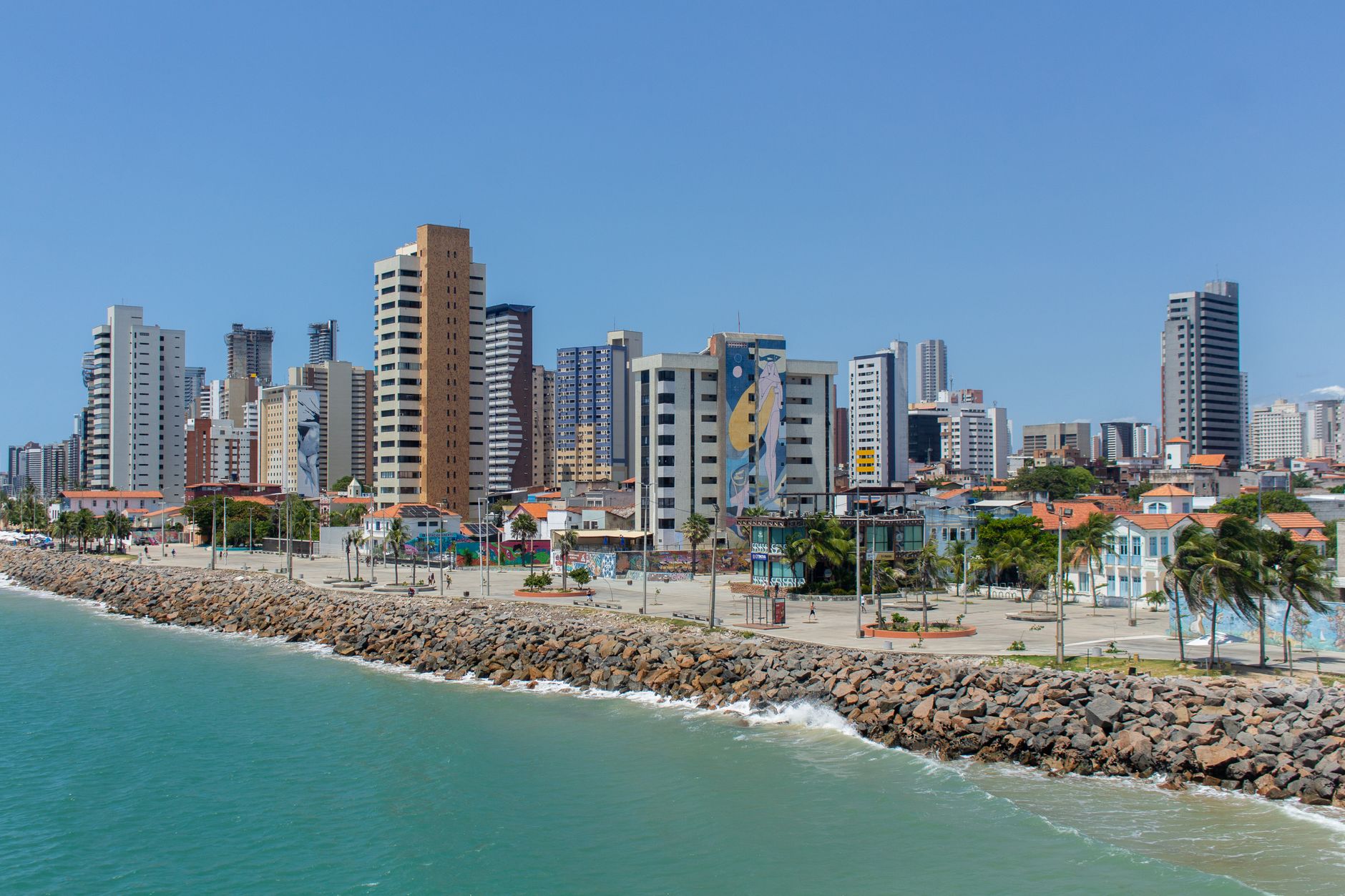Vista panorâmica do horizonte costeiro de Fortaleza, no Ceará, Brasil, com altos edifícios modernos.