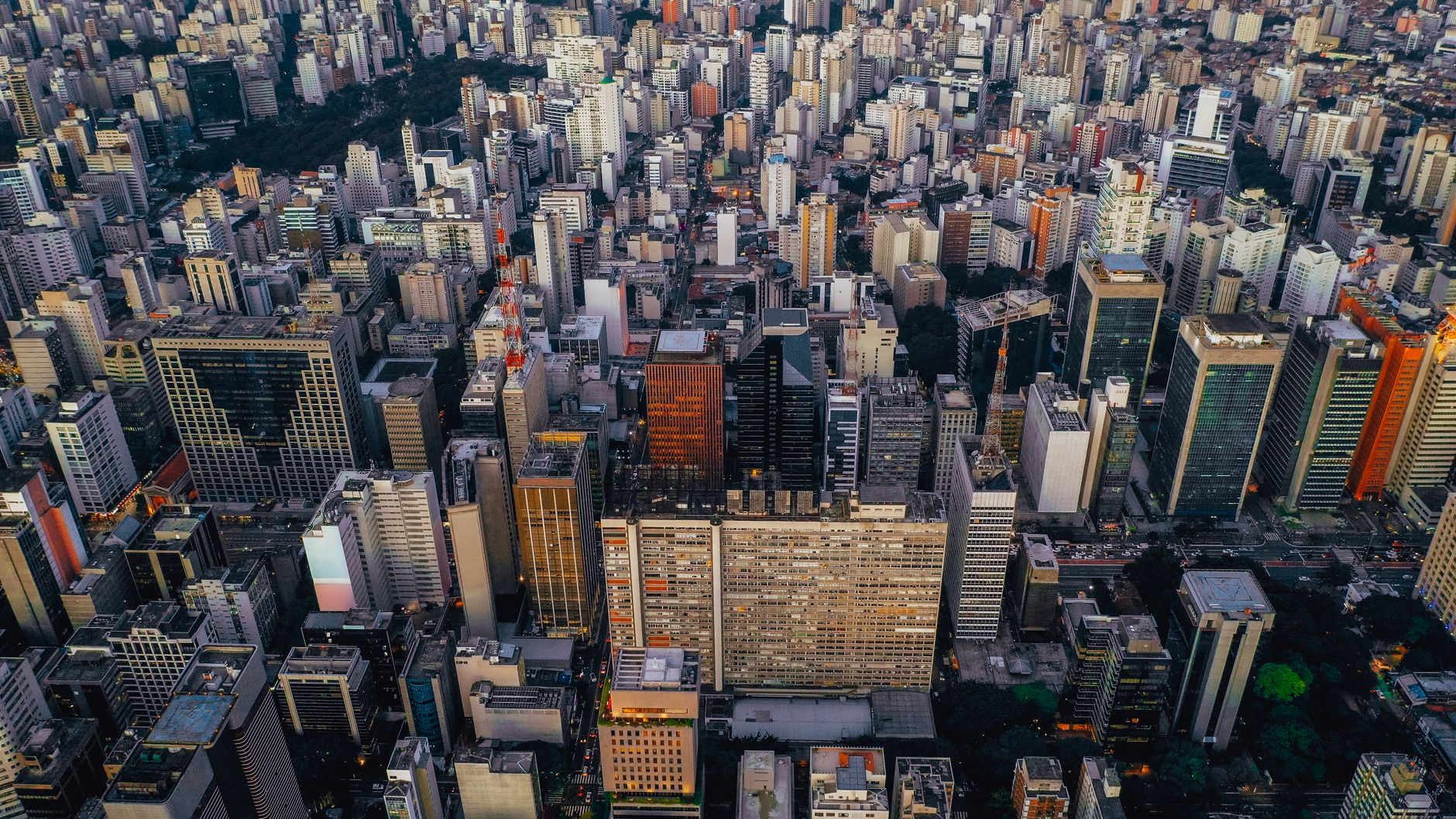 Vista aérea do denso horizonte urbano de São Paulo, exibindo a arquitetura dinâmica da cidade.