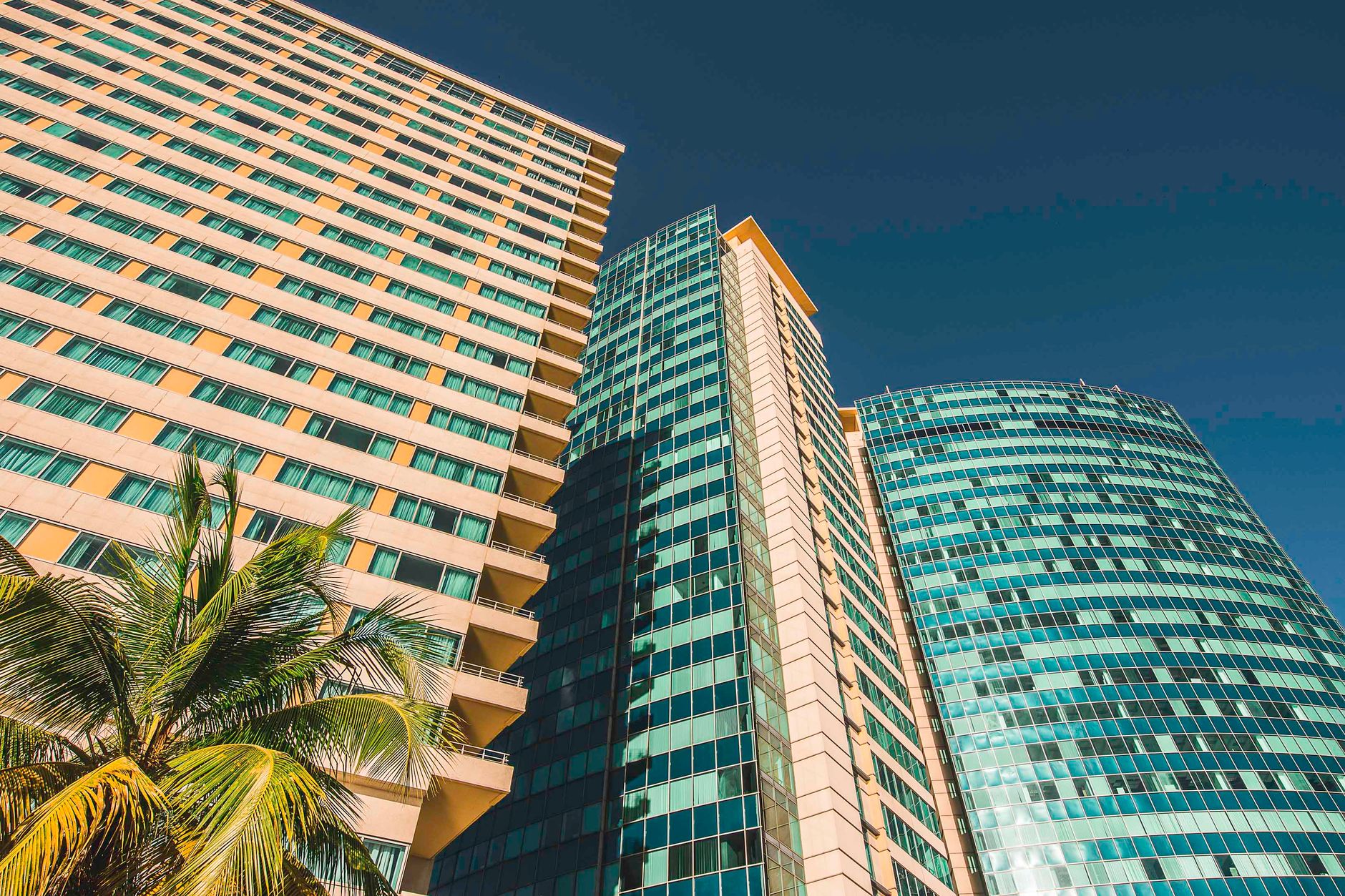 Foto De Baixo ângulo De Edifícios Altos