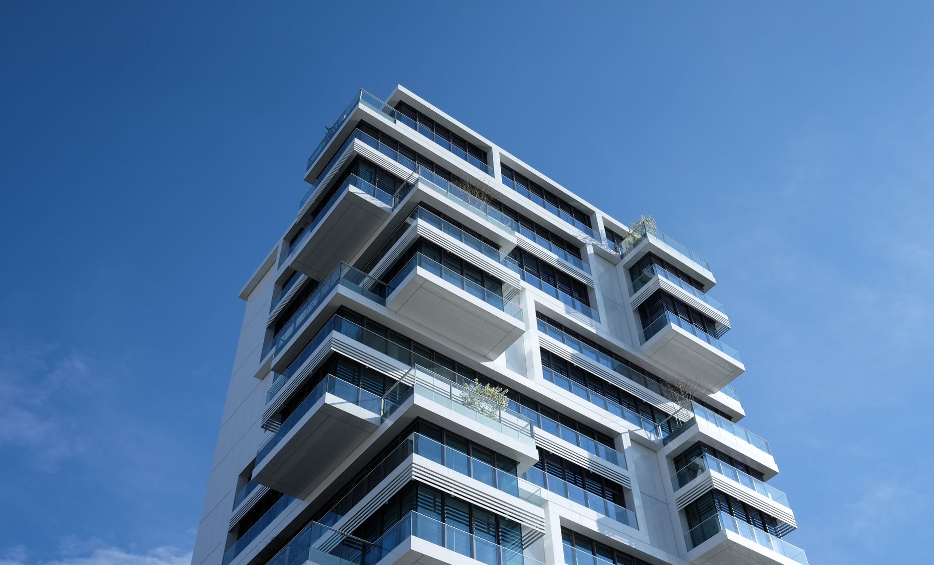 Edifício De Concreto Branco Sob O Céu Azul Ensolarado