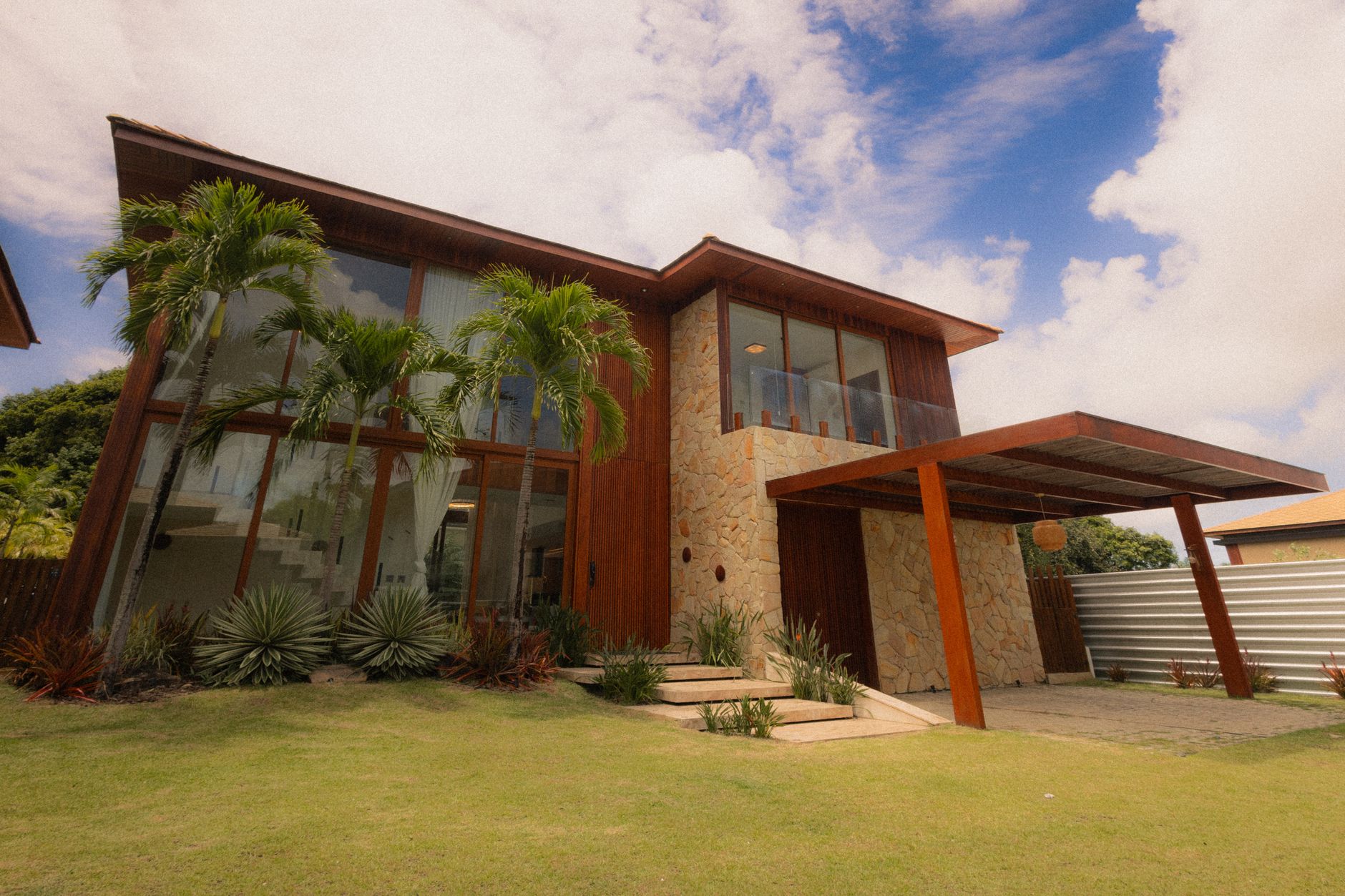 Explore esta casa tropical de luxo com arquitetura moderna e paisagismo exuberante.