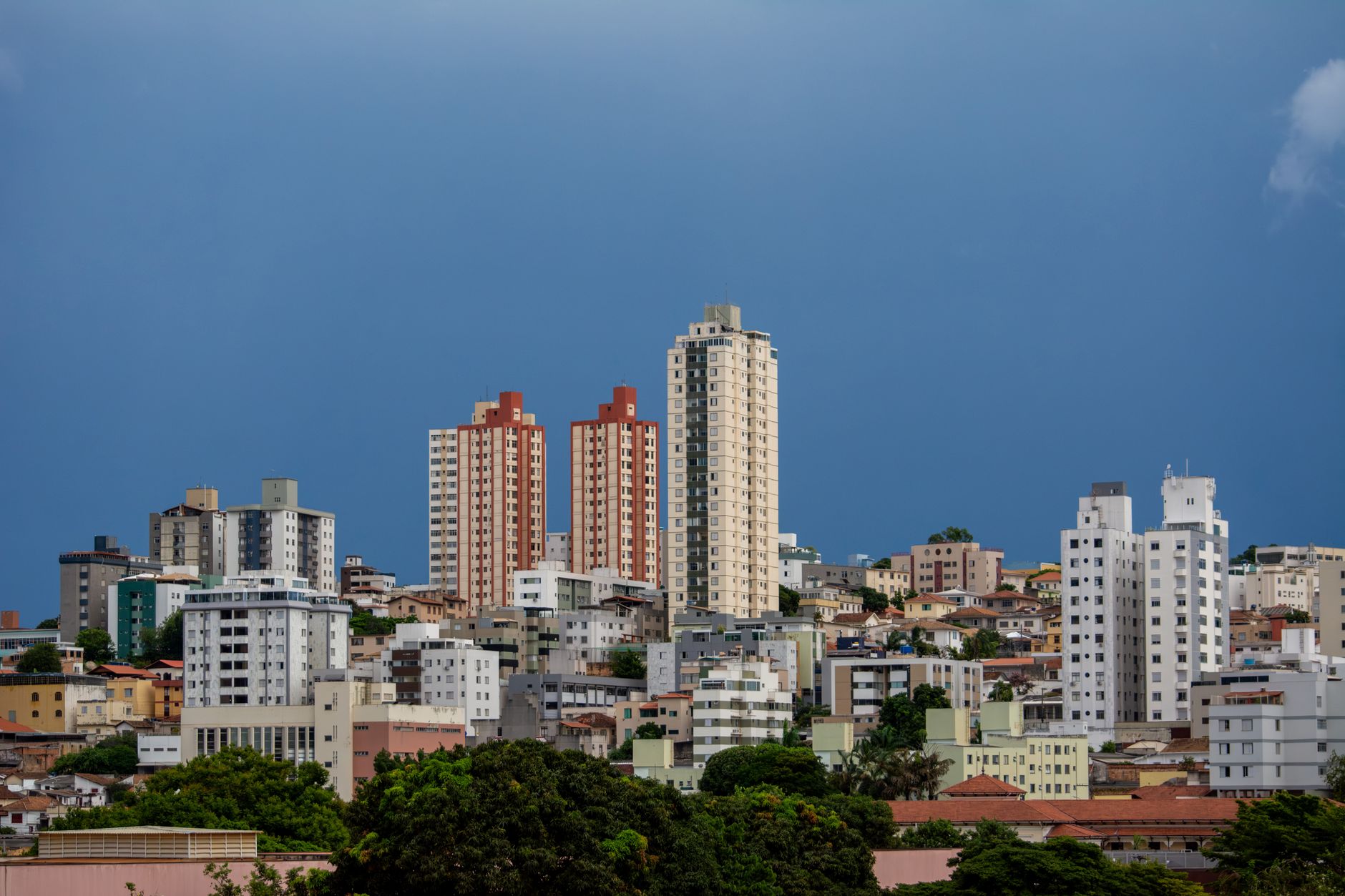 Vista moderna do horizonte de Belo Horizonte, com seus imponentes arranha-céus sob um céu azul límpido.