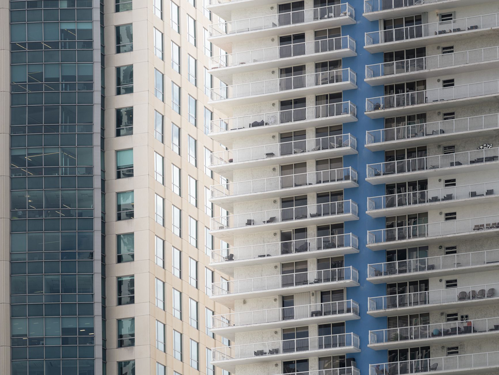 Vista aproximada das fachadas de edifícios modernos de grande altura em Miami, Flórida, mostrando a arquitetura urbana.