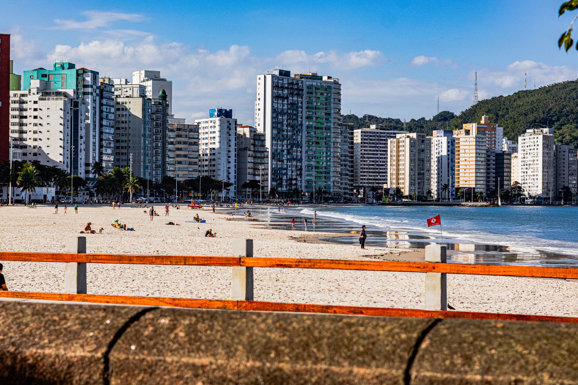 Vista da Praia de Santos em São Paulo, com seus arranha-céus e orla movimentada.
