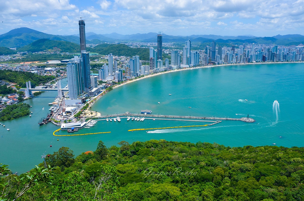 Orla de Balneário Camboriú com edifícios frente mar