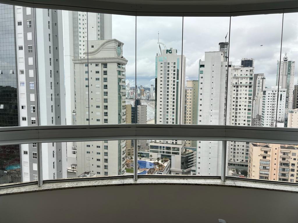 Apartamento no Ed. Torre de Lyon em Balneário Camboriú - foto 7