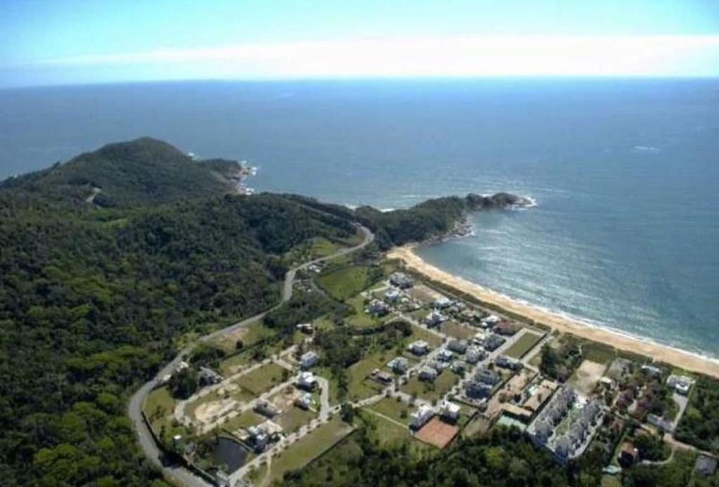 Terreno no Condomínio Vivendas do Atlântico na Praia do Estaleiro em Balneário Camboriú