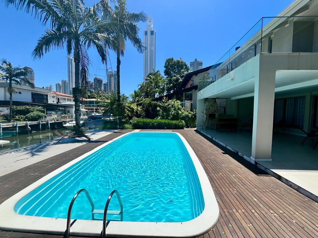 Casa com píer e vaga náutica mobiliada no Condomínio Marina Camboriú em Balneário Camboriú