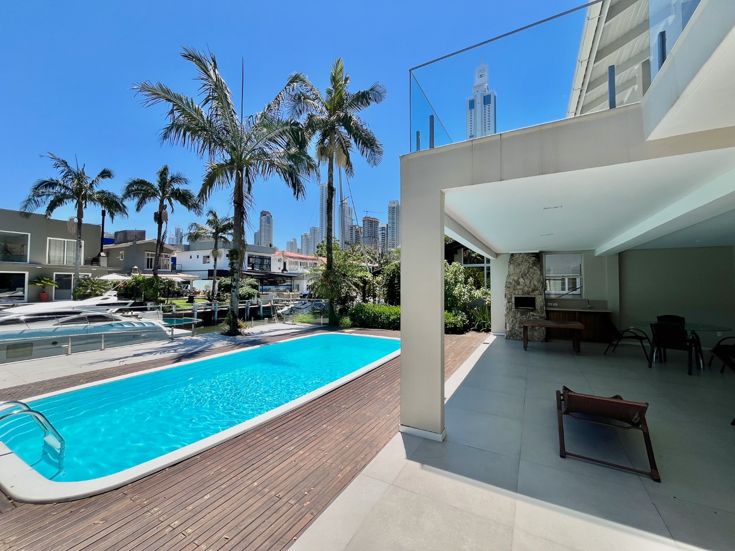 Casa com píer e vaga náutica mobiliada no Condomínio Marina Camboriú em Balneário Camboriú - foto 3