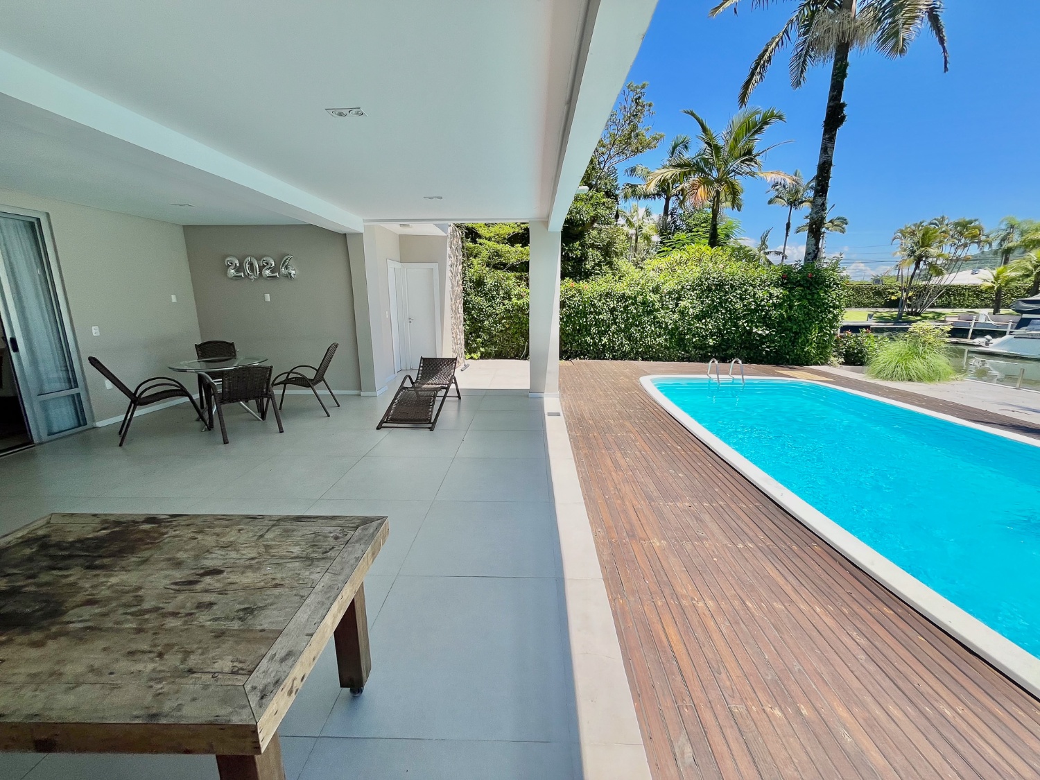 Casa com píer e vaga náutica mobiliada no Condomínio Marina Camboriú em Balneário Camboriú - foto 4