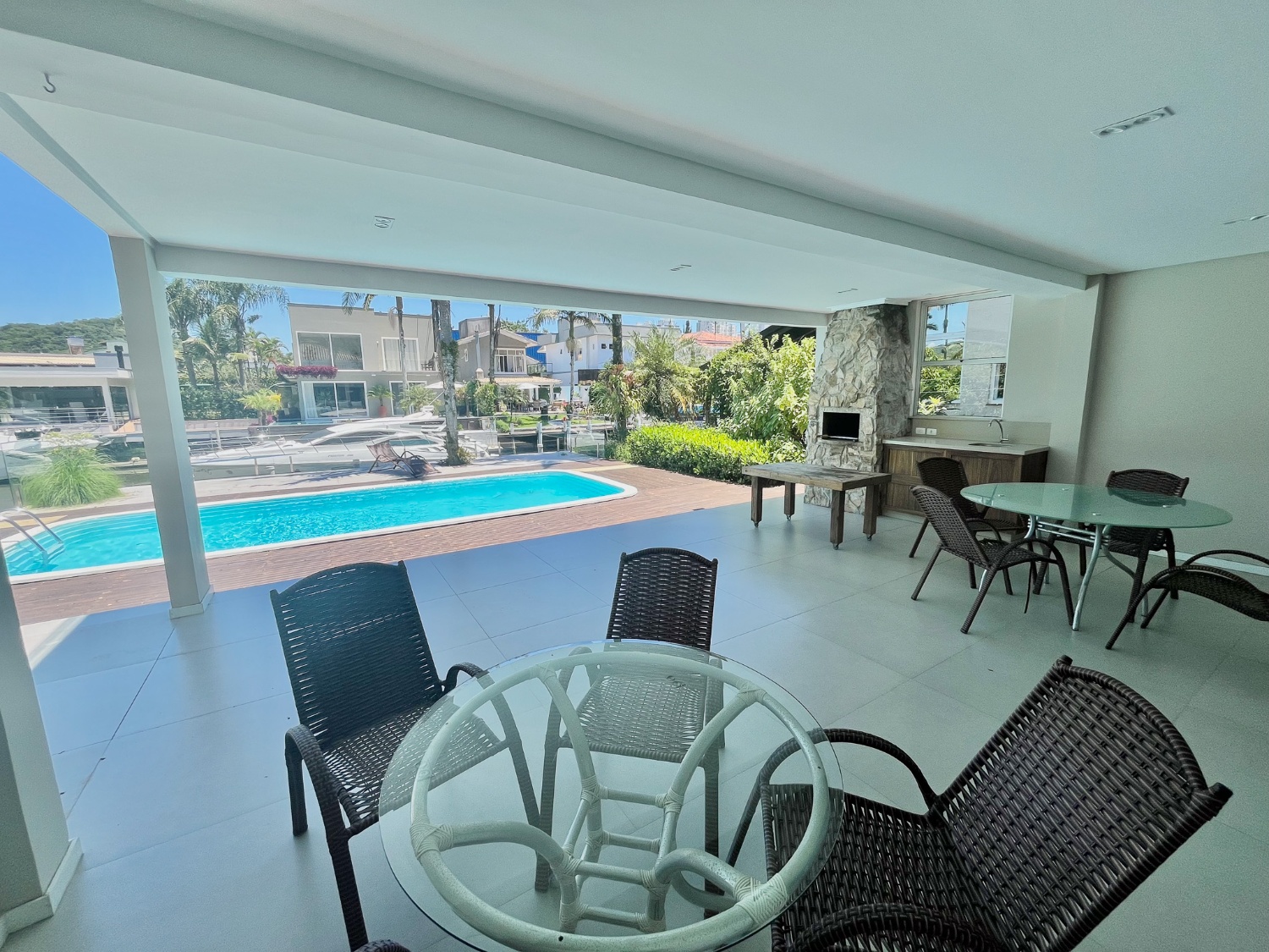Casa com píer e vaga náutica mobiliada no Condomínio Marina Camboriú em Balneário Camboriú - foto 5