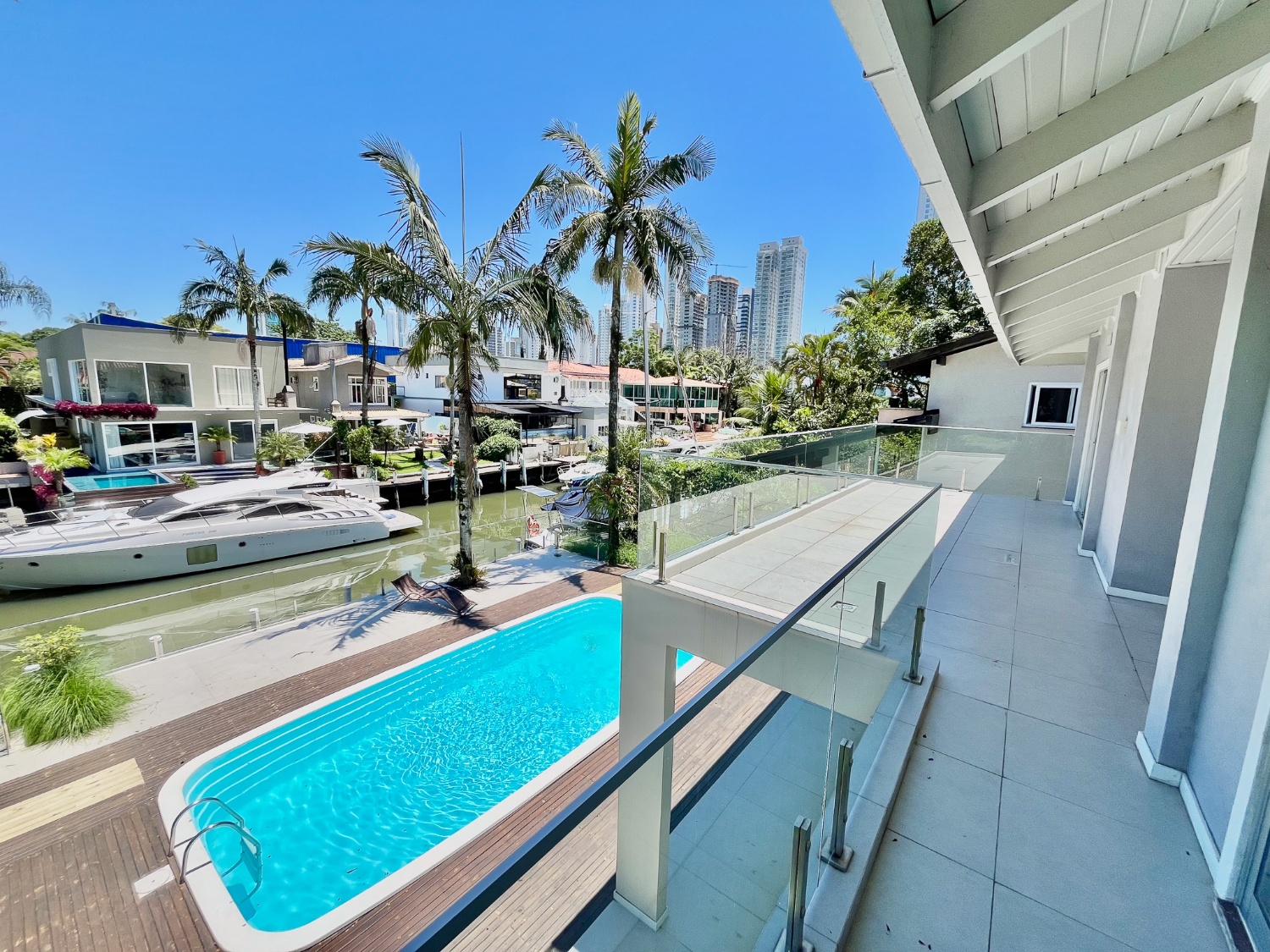Casa com píer e vaga náutica mobiliada no Condomínio Marina Camboriú em Balneário Camboriú - foto 16
