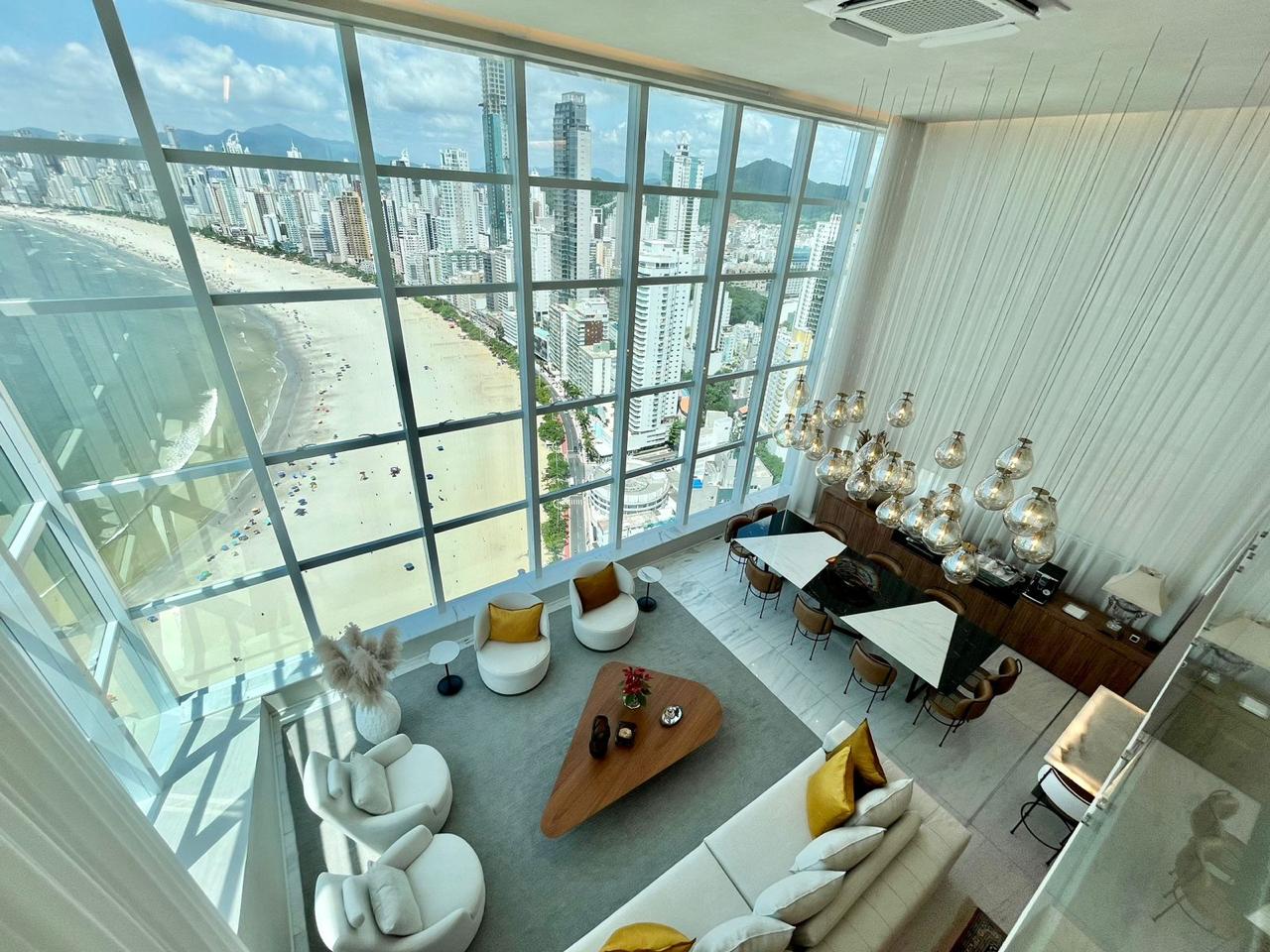 Sky Tower - Cobertura Duplex no Ed. Sky Tower em Balneário Camboriú de frente para o mar