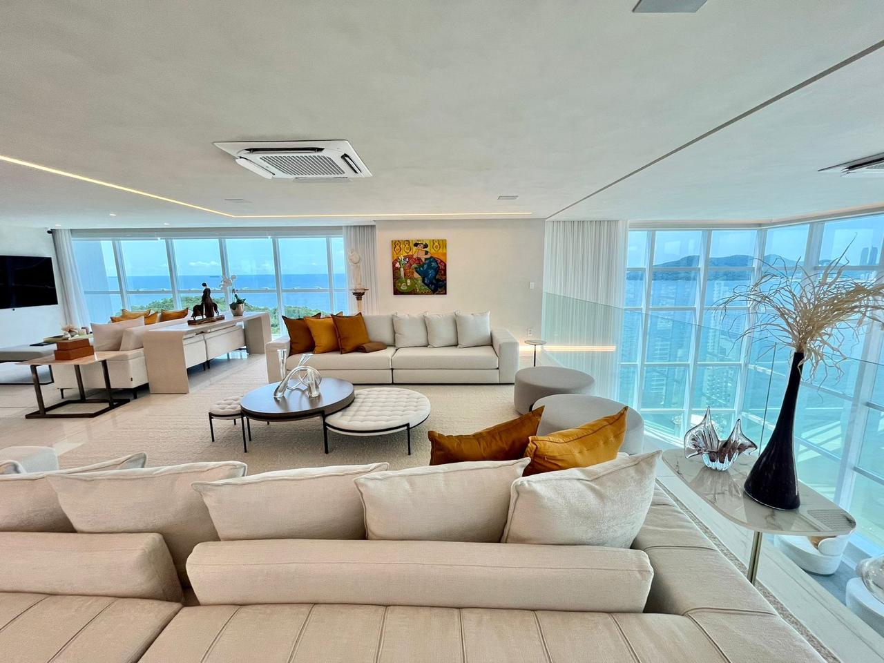 Sky Tower - Cobertura Duplex no Ed. Sky Tower em Balneário Camboriú de frente para o mar