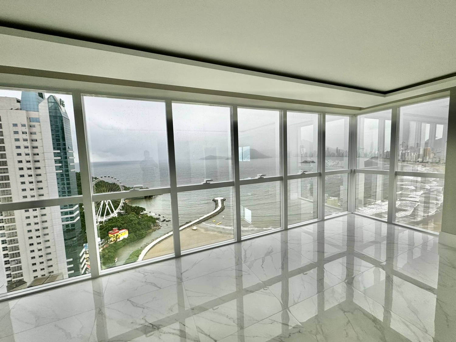 Apartamento no Ed. Skyline Tower em Balneário Camboriú - foto 2