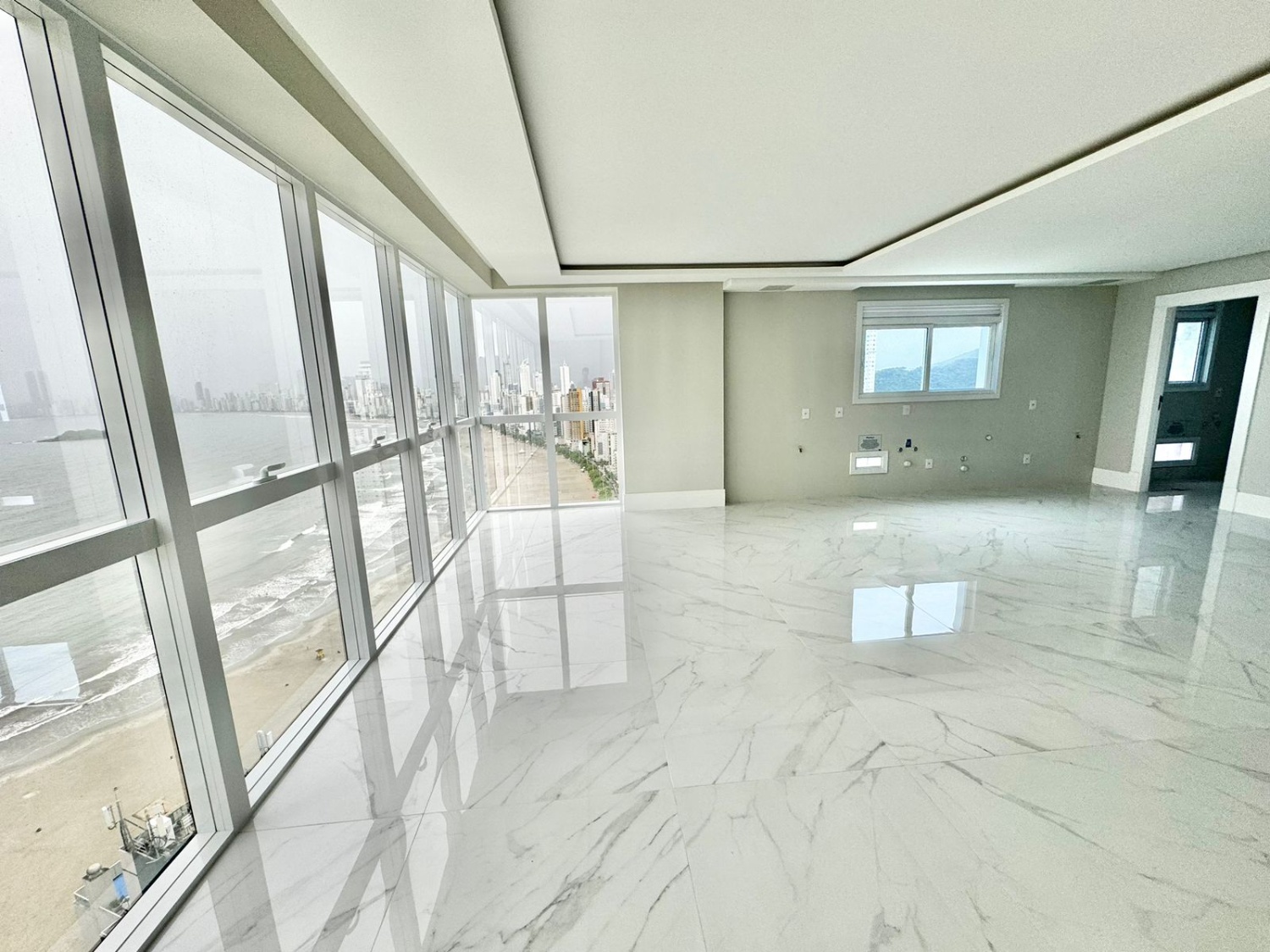Apartamento no Ed. Skyline Tower em Balneário Camboriú - foto 3