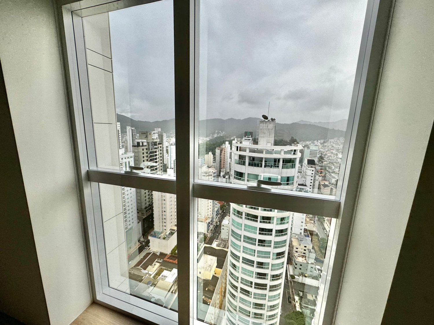 Apartamento no Ed. Skyline Tower em Balneário Camboriú - foto 8
