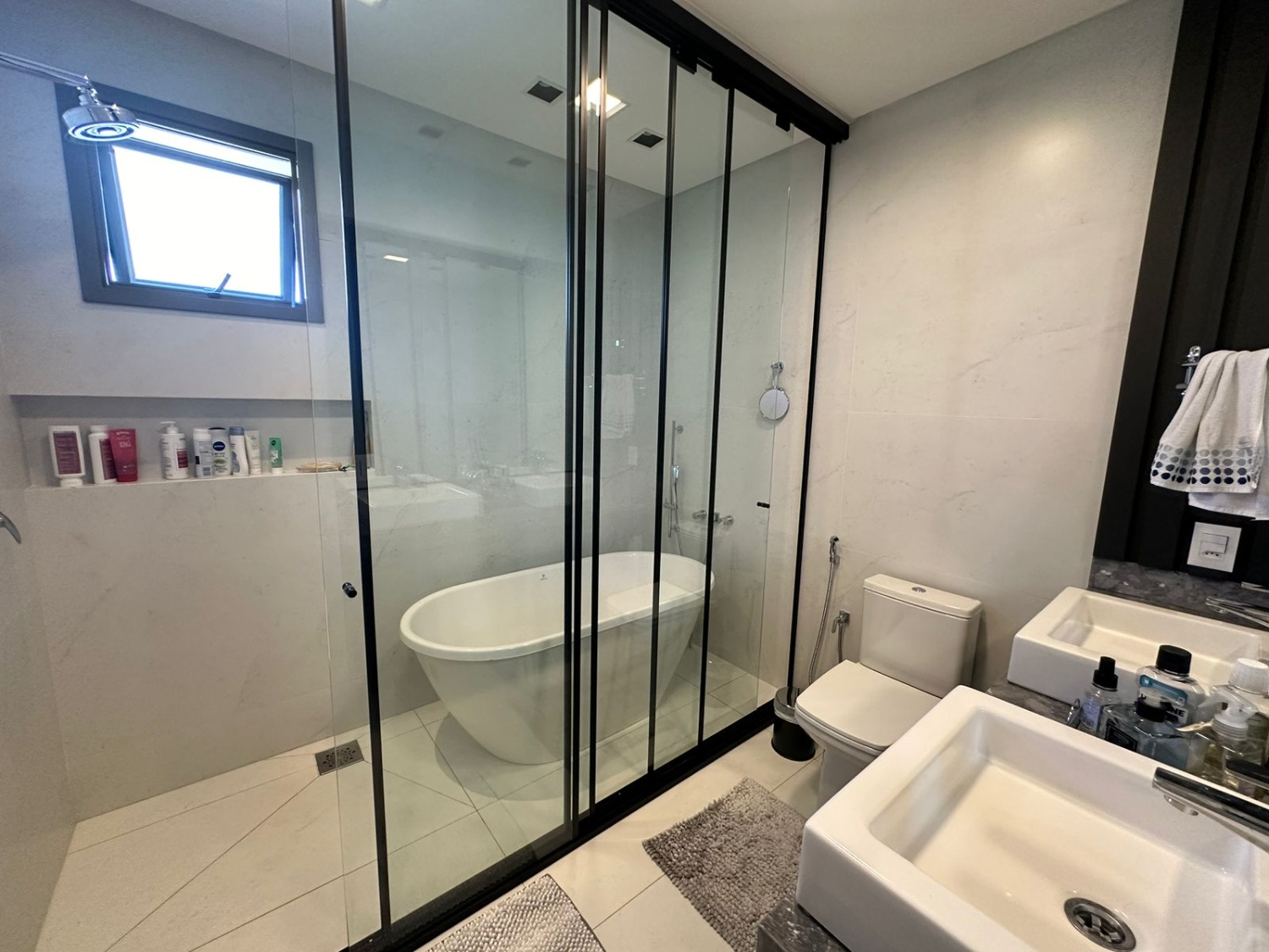 Apartamento no Ed. Royal Tower em Balneário Camboriú - foto 12