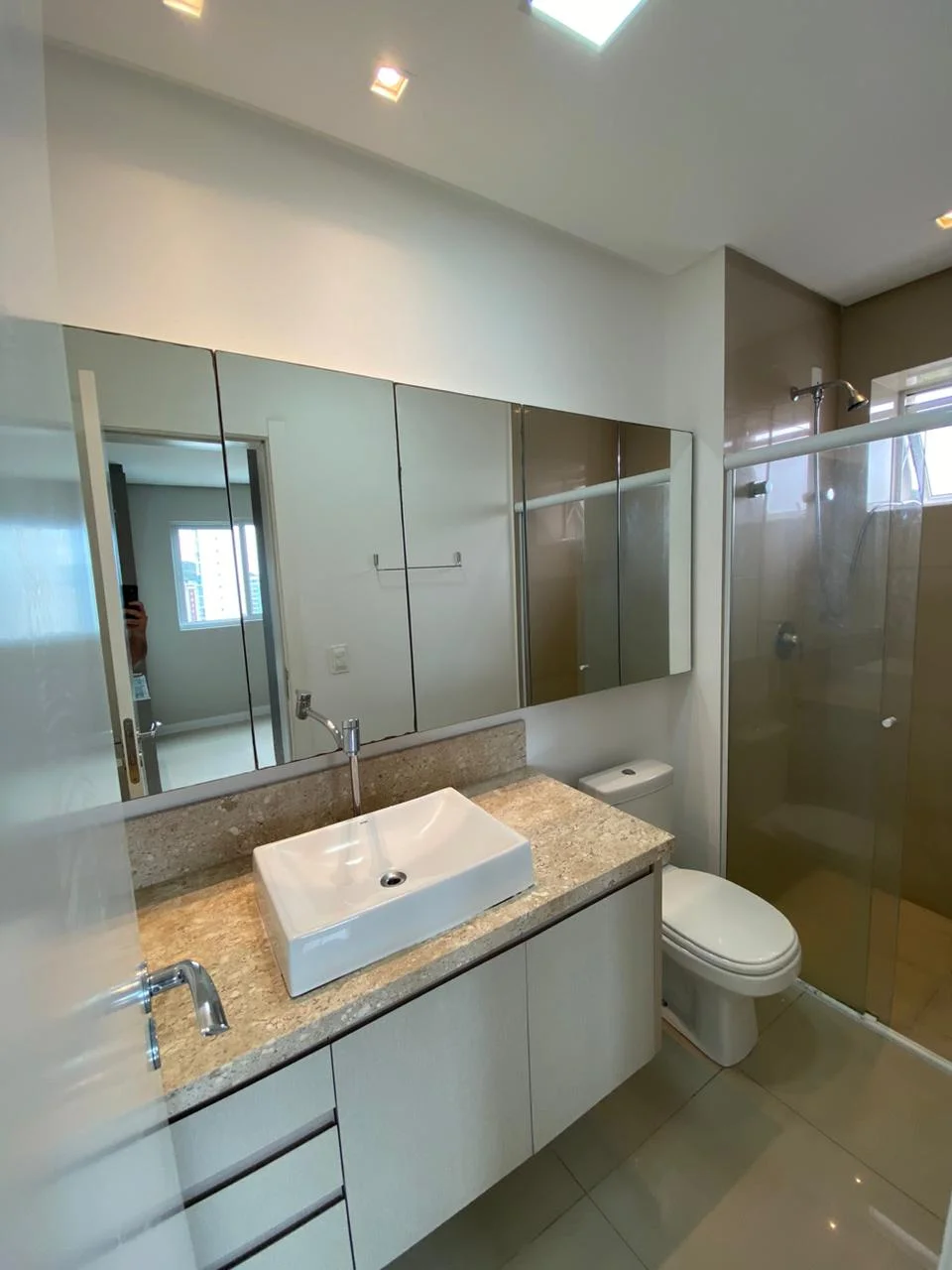 Apartamento no Ed. Império das Ondas em Balneário Camboriú