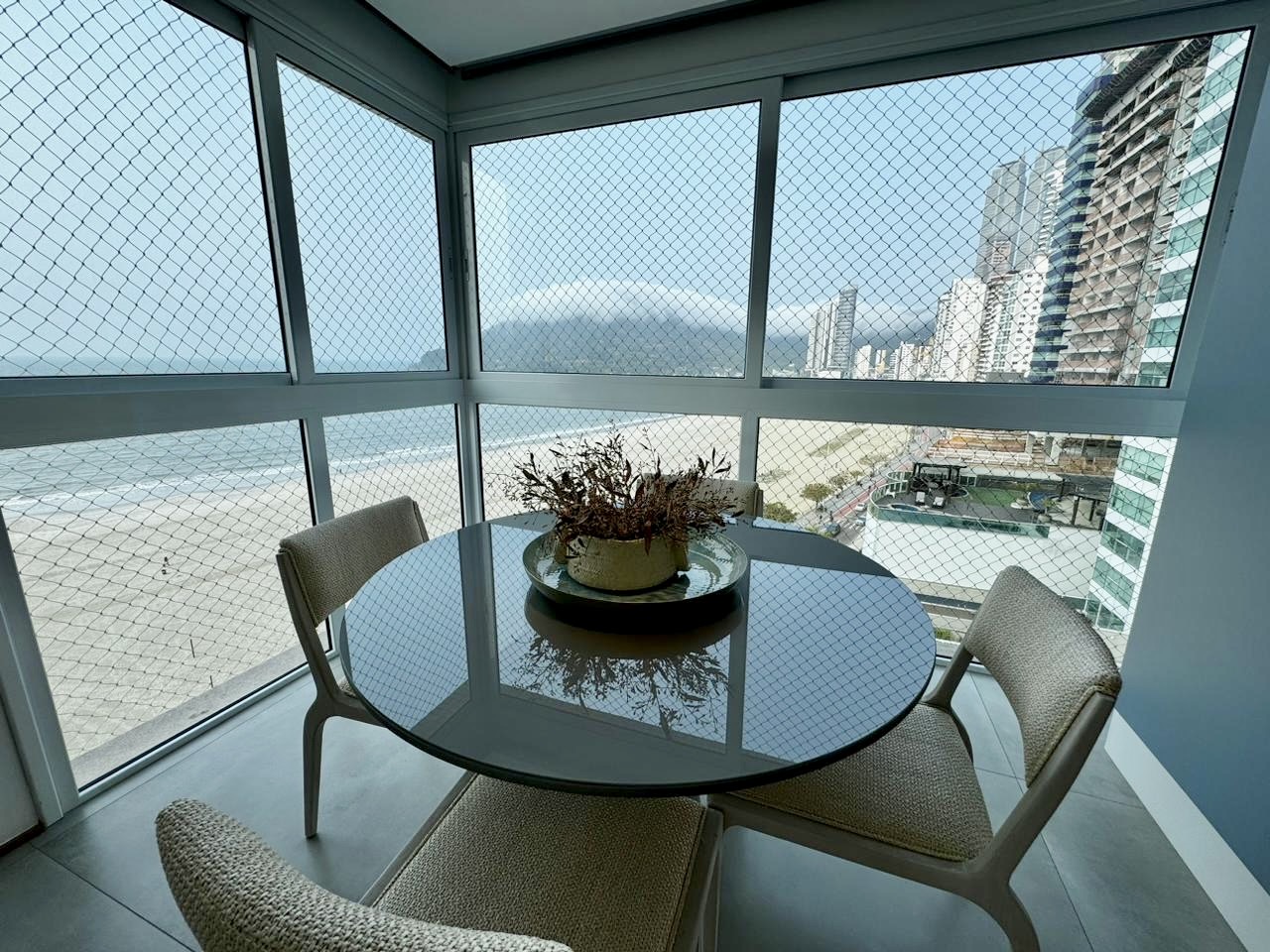 Apartamento no Ed. Costão da Barra Towers Residencial Club na Barra Sul em Balneário Camboriú - foto 2