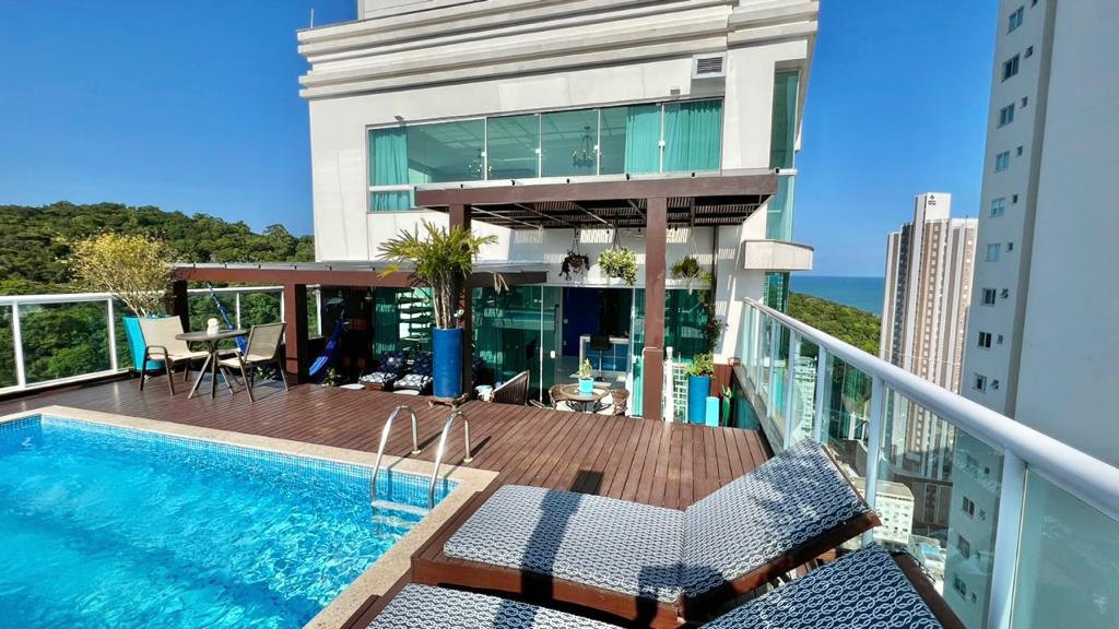 Cobertura triplex perto do mar no Ed. Ocean Tower em Balneário Camboriú