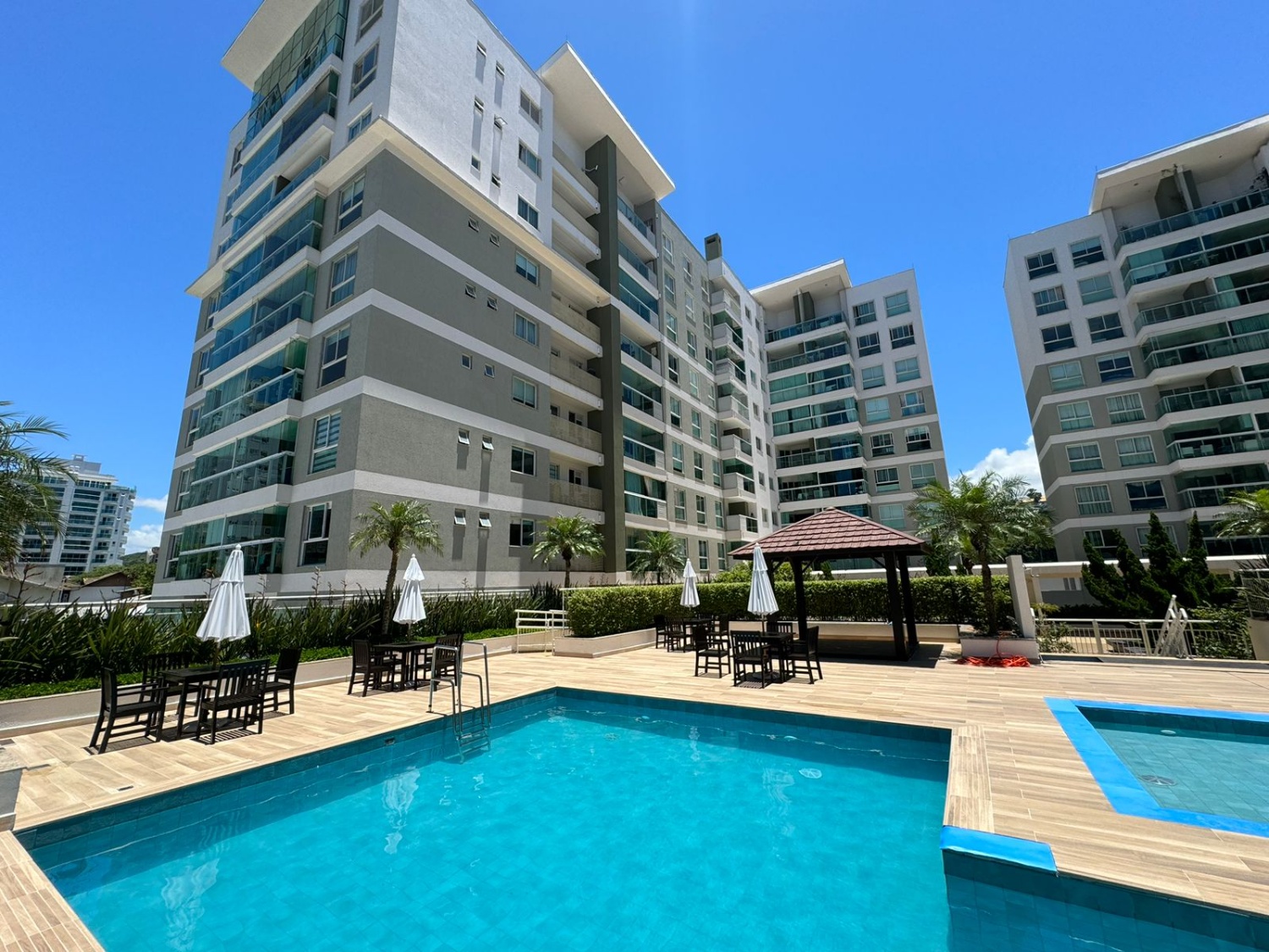 Apartamento no Ed. Aloha Home Resort na Praia Brava - foto 17