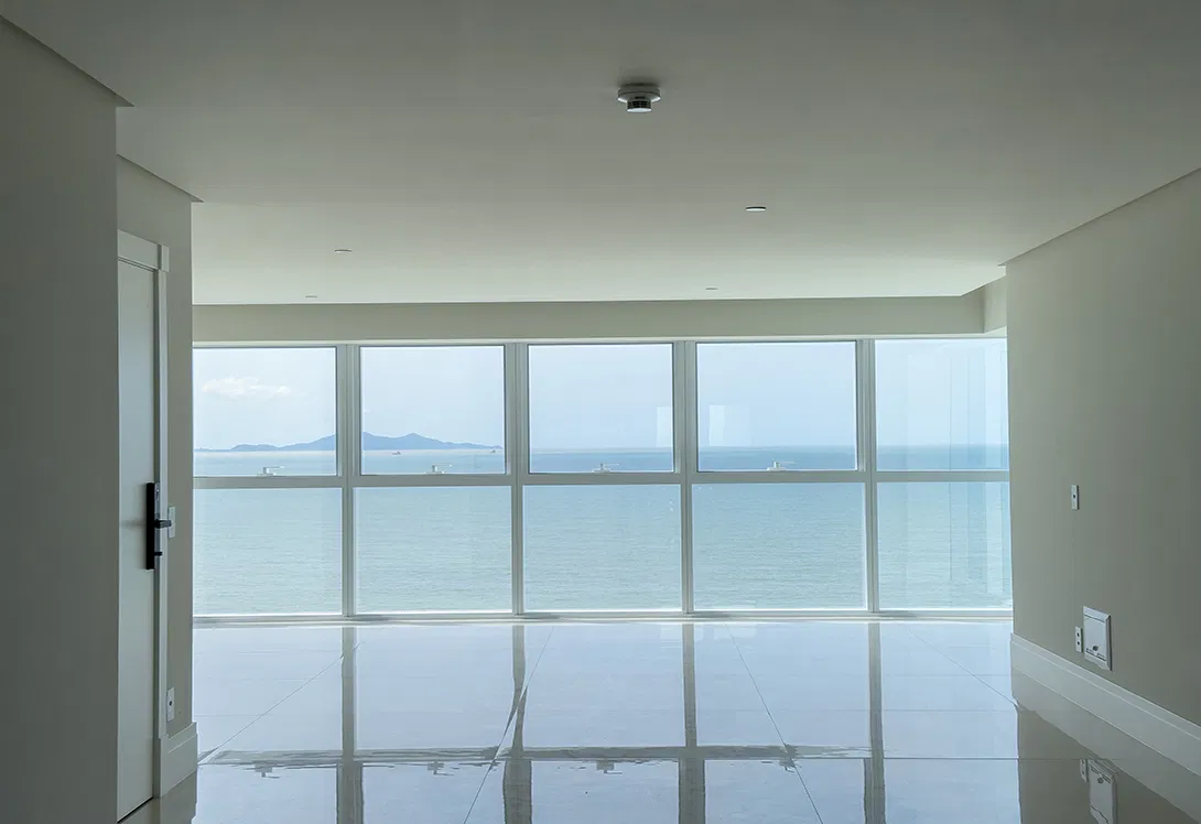 Apartamento no Ed. One Tower em Balneário Camboriú Decorado Frente Mar - foto 1