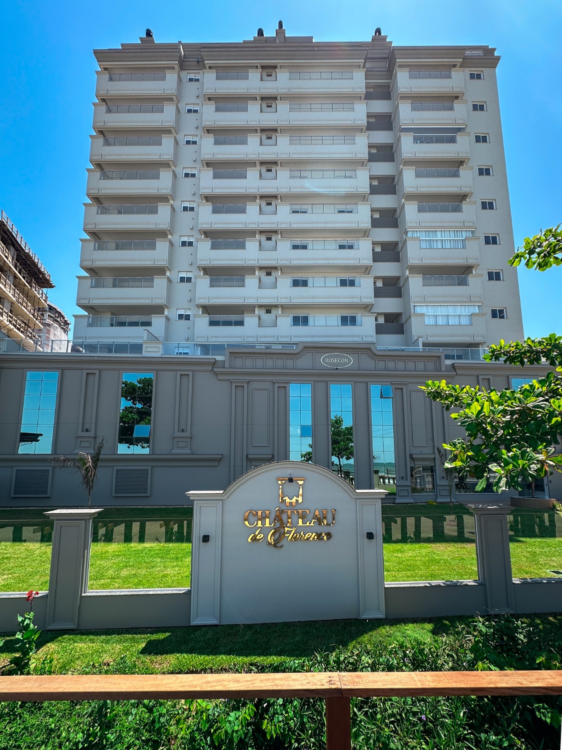 Apartamento no Ed. Château de Florence em Itapema - foto 2