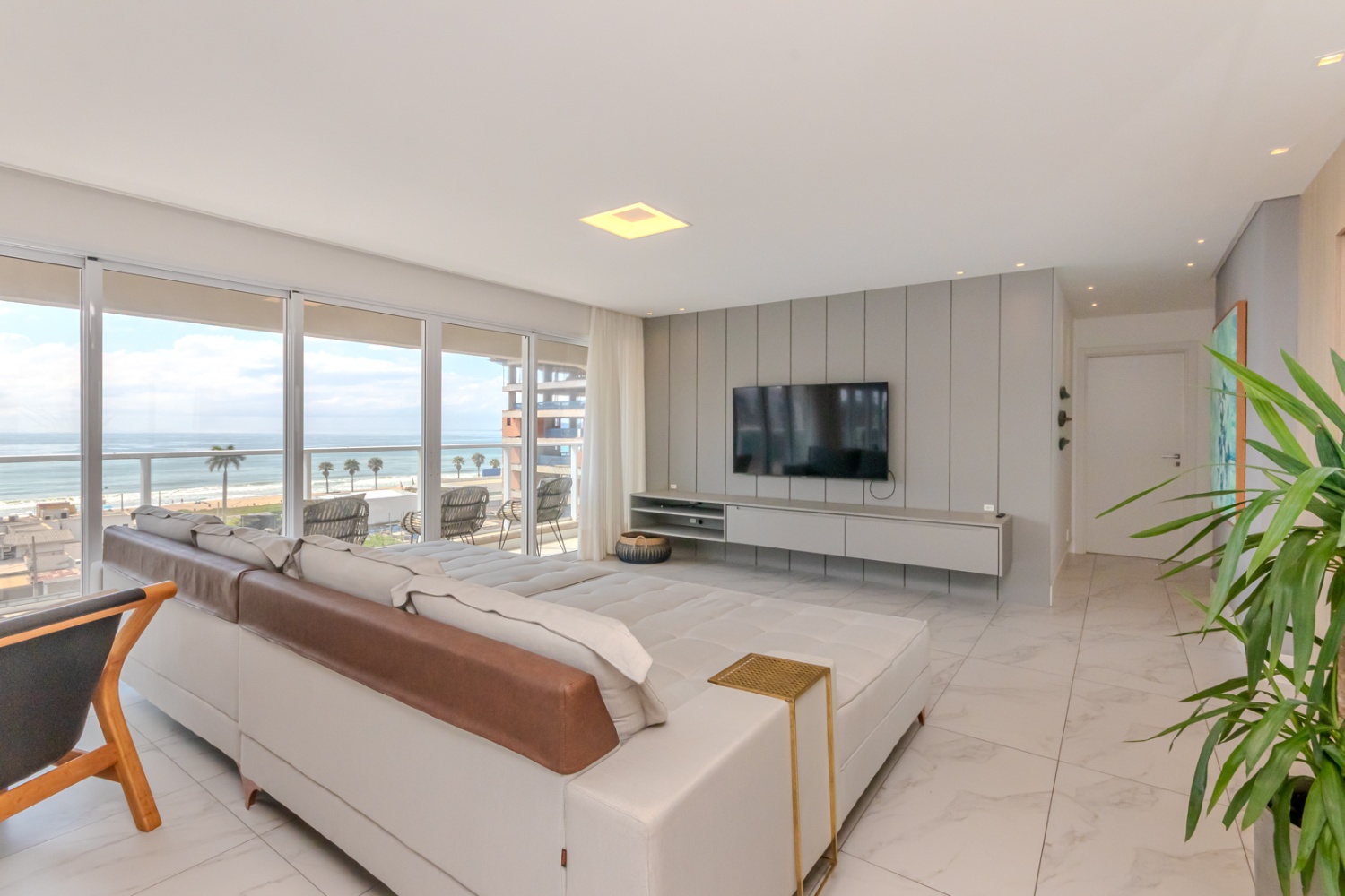 Apartamento no Ed. Brava Arts by Romero Britto na Praia Brava