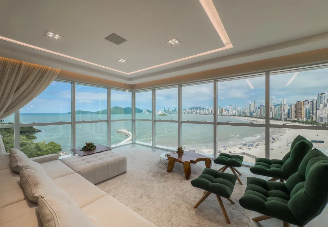 Apartamento no Ed. Sky Tower em Balneário Camboriú de frente para o mar - foto 1