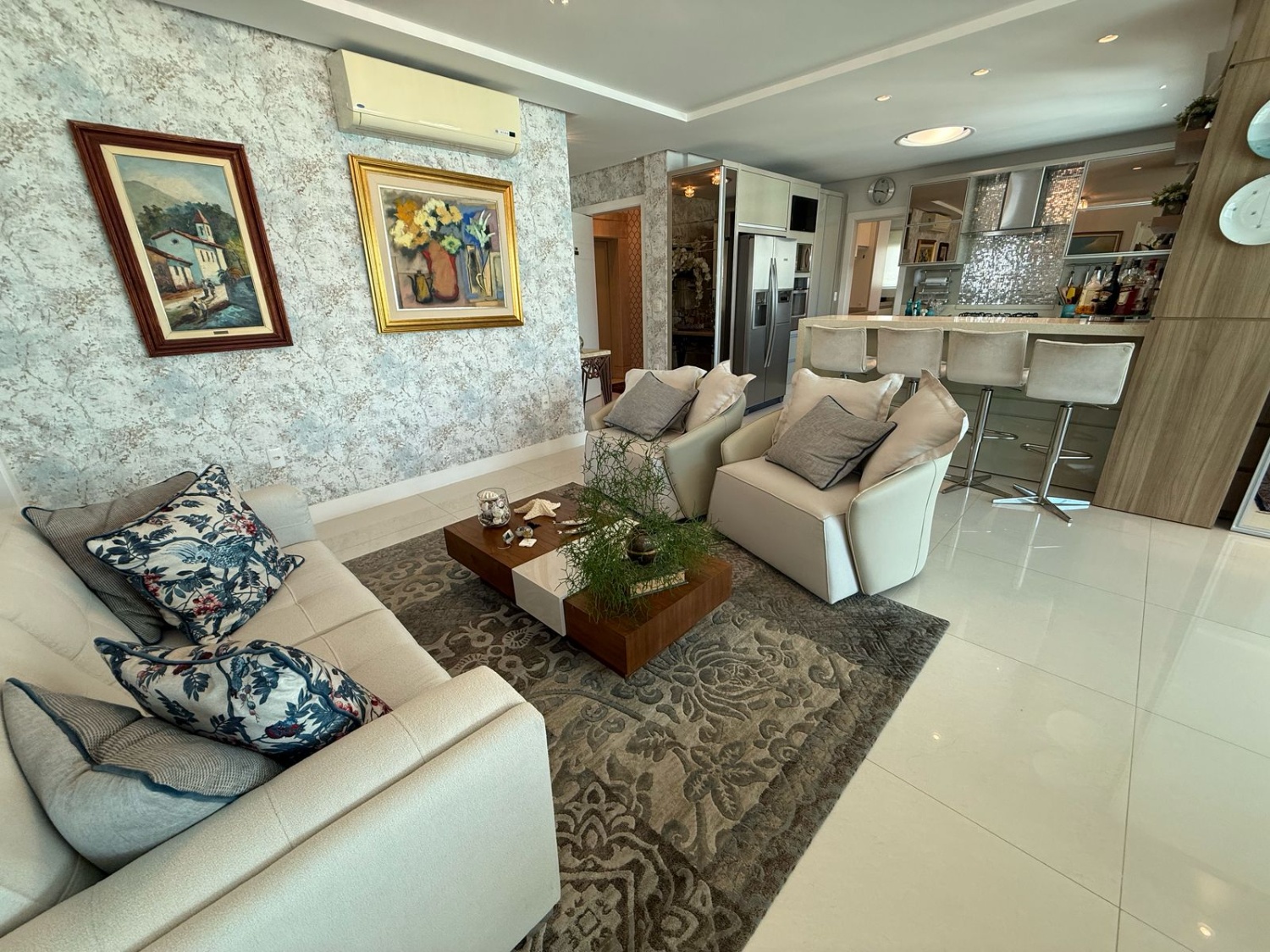 Apartamento à venda no Edifício Ilha de Symi no Centro de Balneário Camboriú